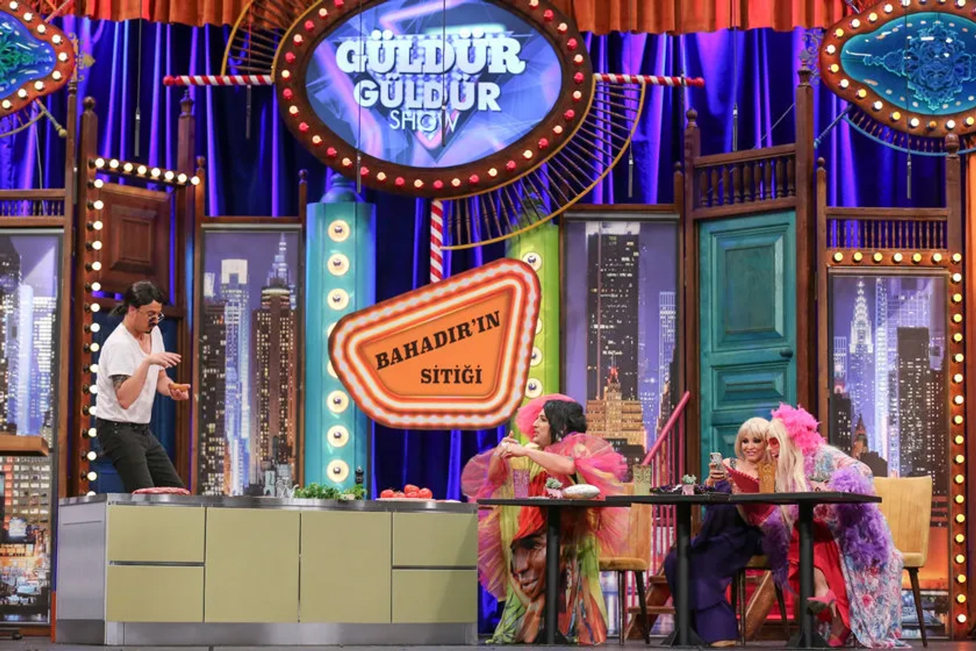 Evrim Akin, Doga Rutkay, Sinan Çaliskanoglu, and Burak Topaloglu in Güldür Güldür Show: 205. Bolum (2019)