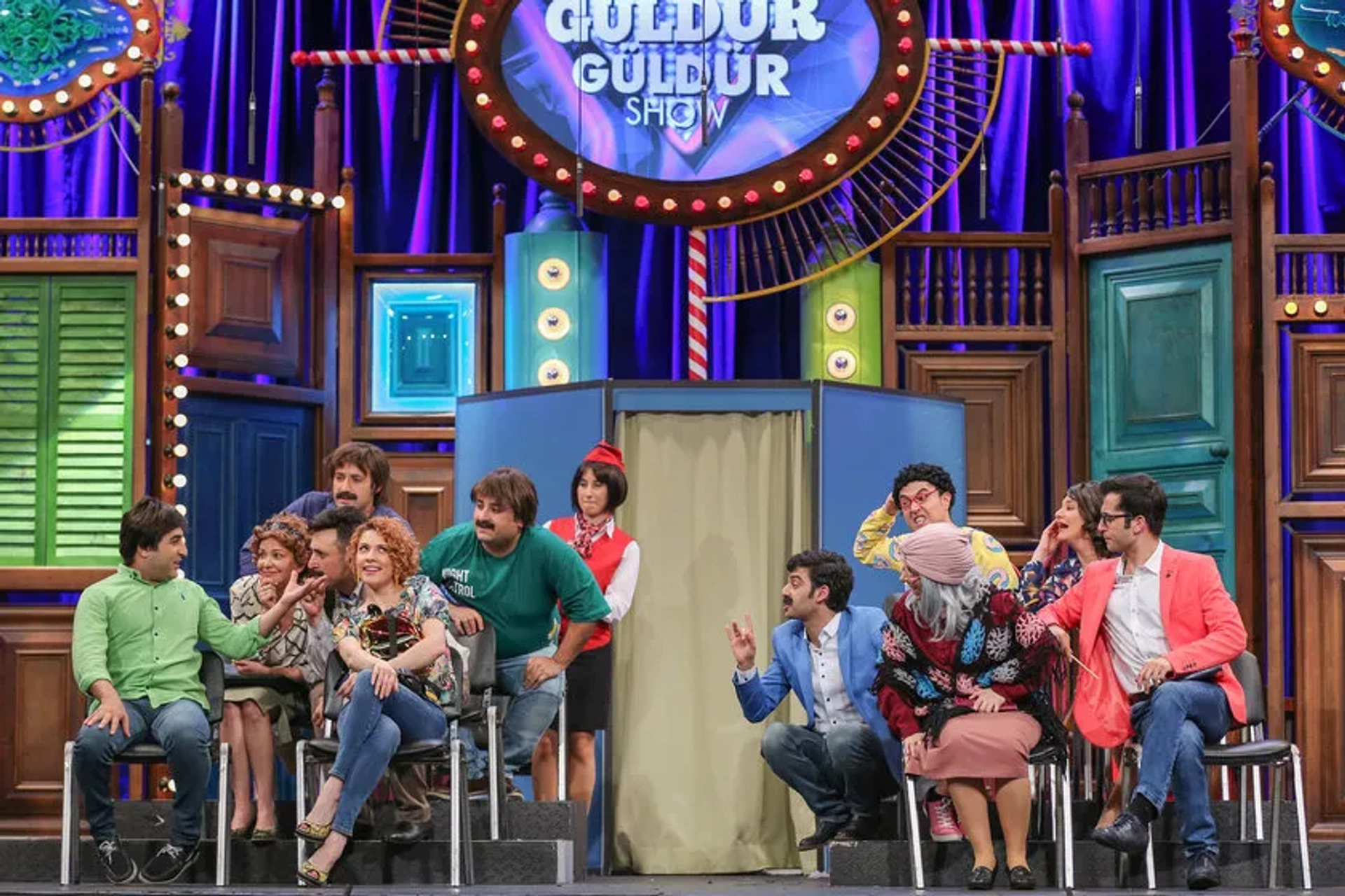 Evrim Akin, Sinan Çaliskanoglu, Açelya Topaloglu, Aziz Aslan, Meltem Yilmazkaya, Berkay Tulumbaci, Onur Buldu, Burak Topaloglu, Onur Atilla, and Özgün Aydin in Güldür Güldür Show: 204. Bolum (2019)