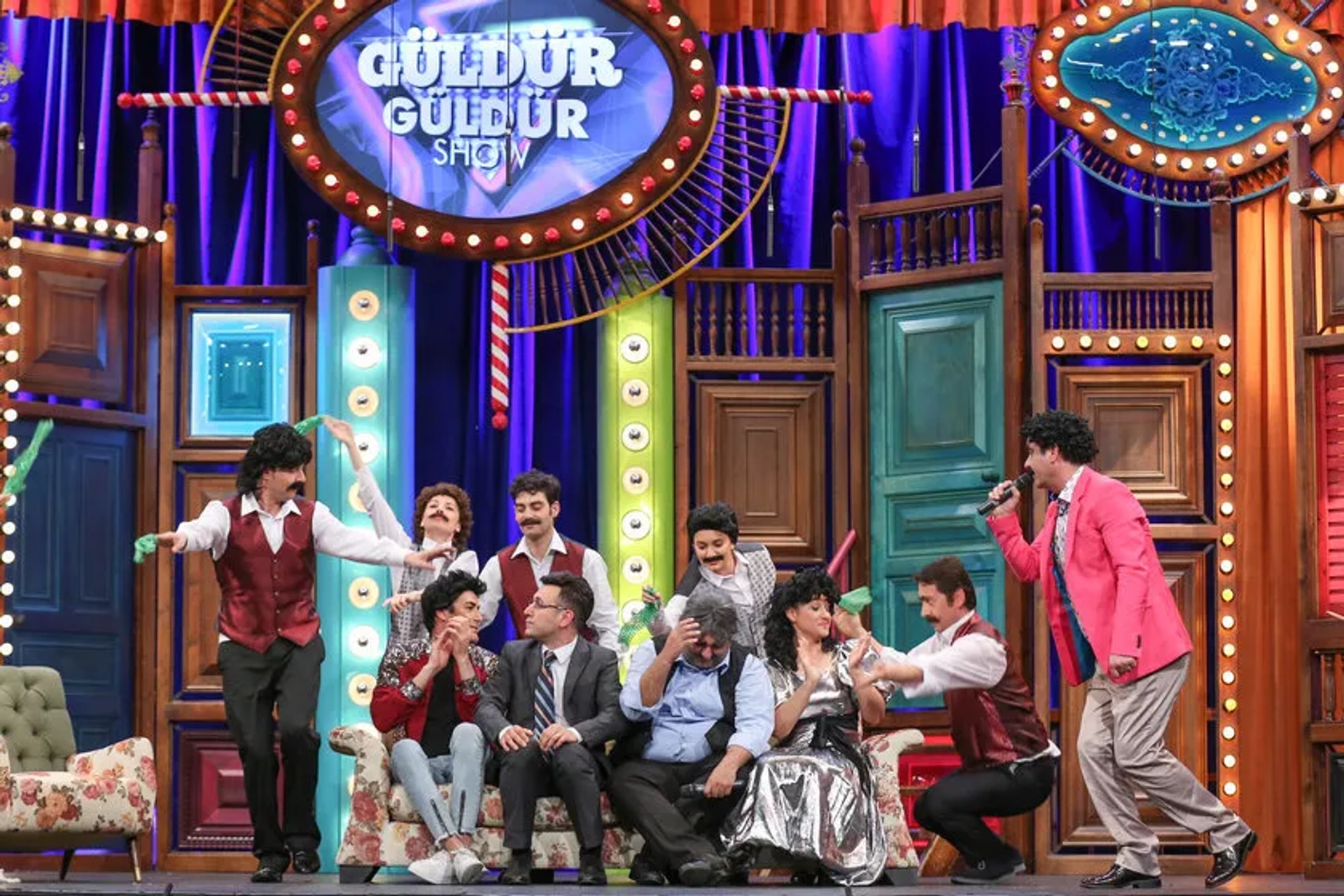 Evrim Akin, Mahir Ipek, Sinan Çaliskanoglu, Ünal Yeter, Onur Atilla, and Özgün Aydin in Güldür Güldür Show: 204. Bolum (2019)