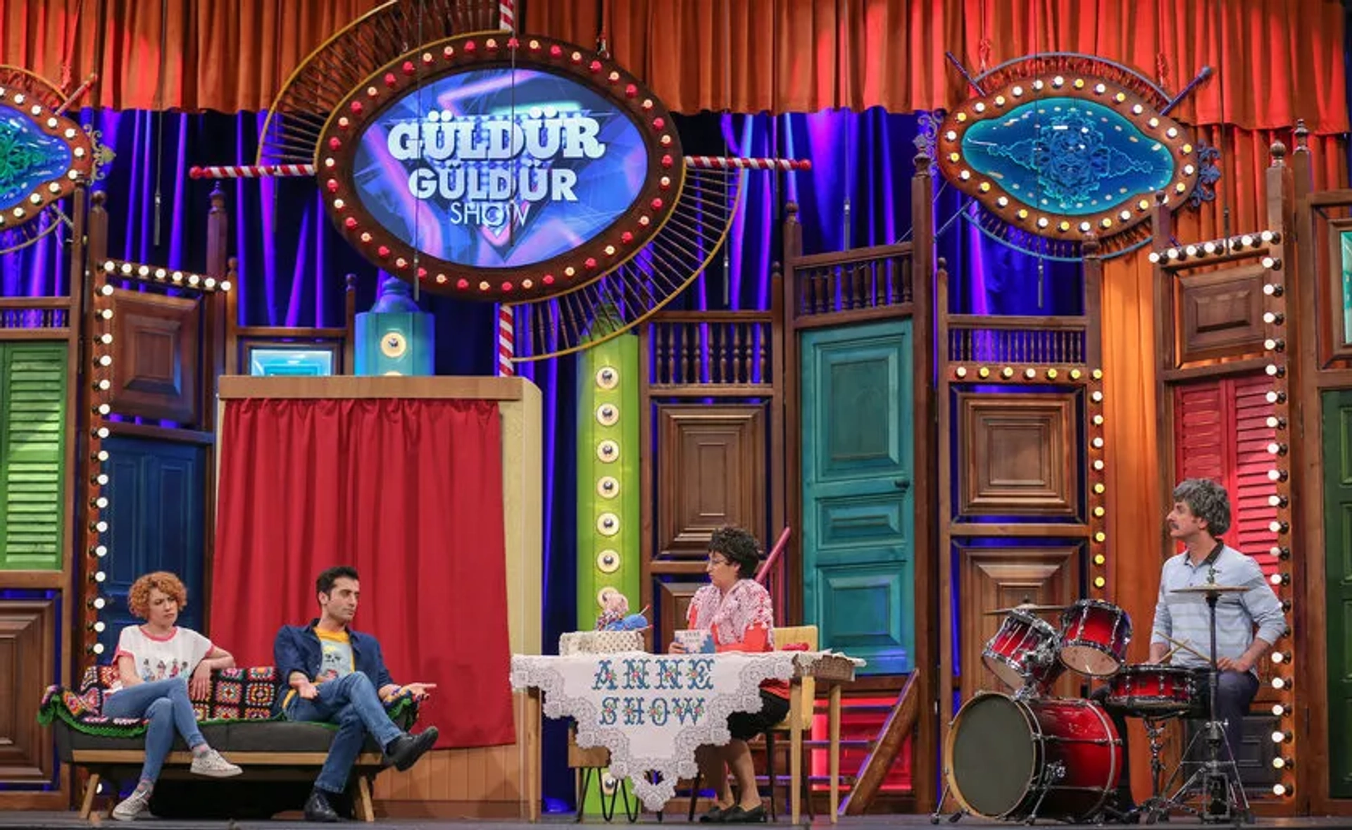 Ugur Bilgin, Açelya Topaloglu, Berkay Tulumbaci, and Ecem Erkek in Güldür Güldür Show: 201. Bolum (2019)