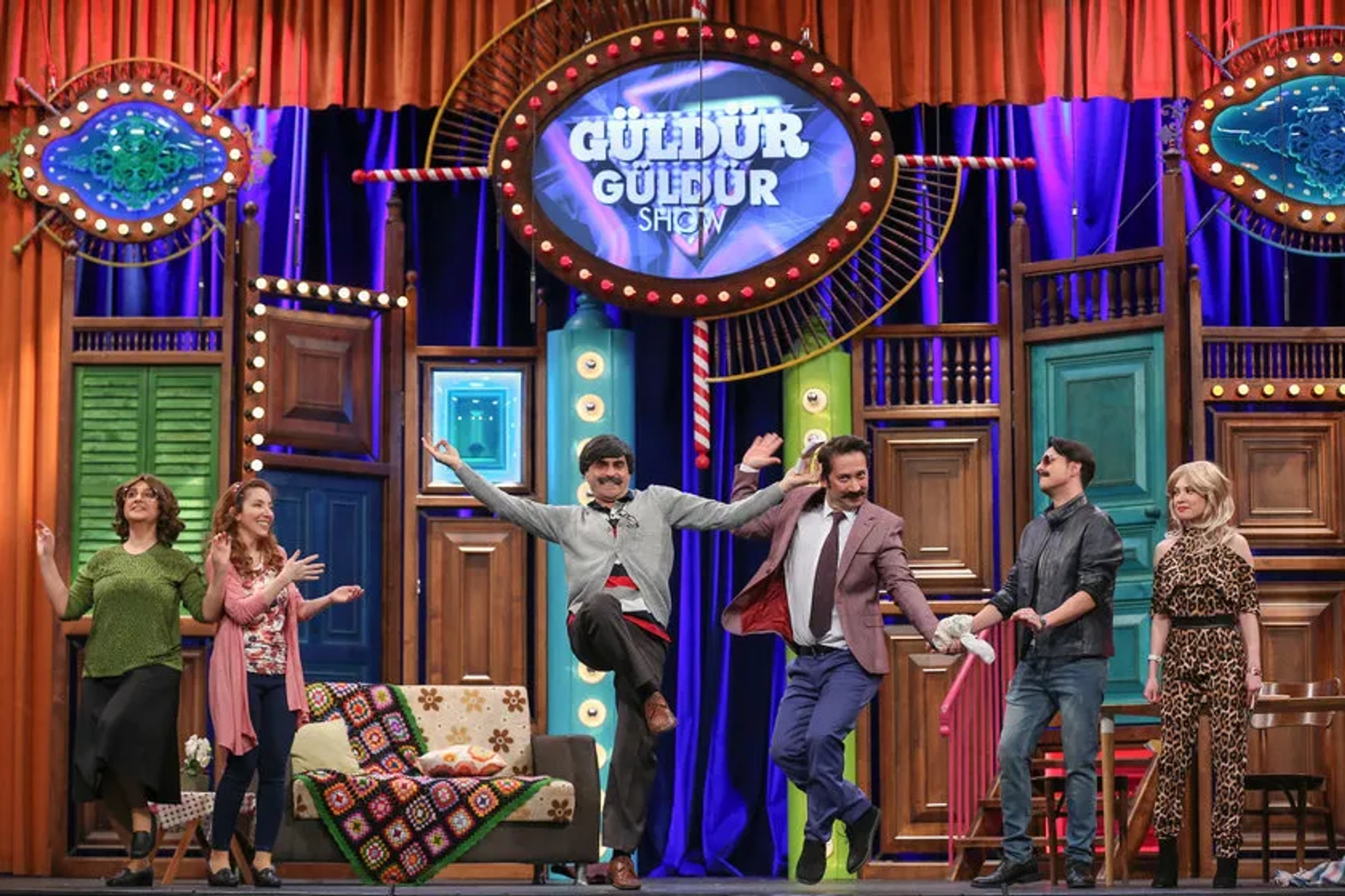 Alper Kul, Ünal Yeter, Meltem Yilmazkaya, and Ecem Erkek in Güldür Güldür Show: 196. Bolum (2019)