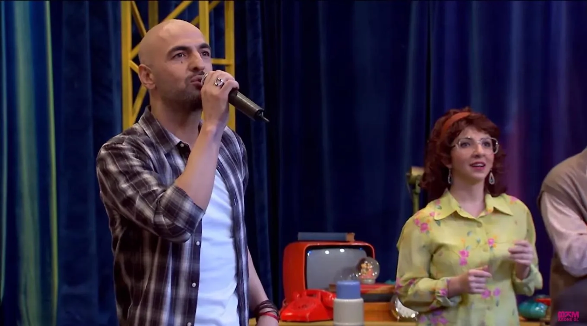 Meltem Yilmazkaya and Soner Sarikabadayi in Güldür Güldür Show (2013)