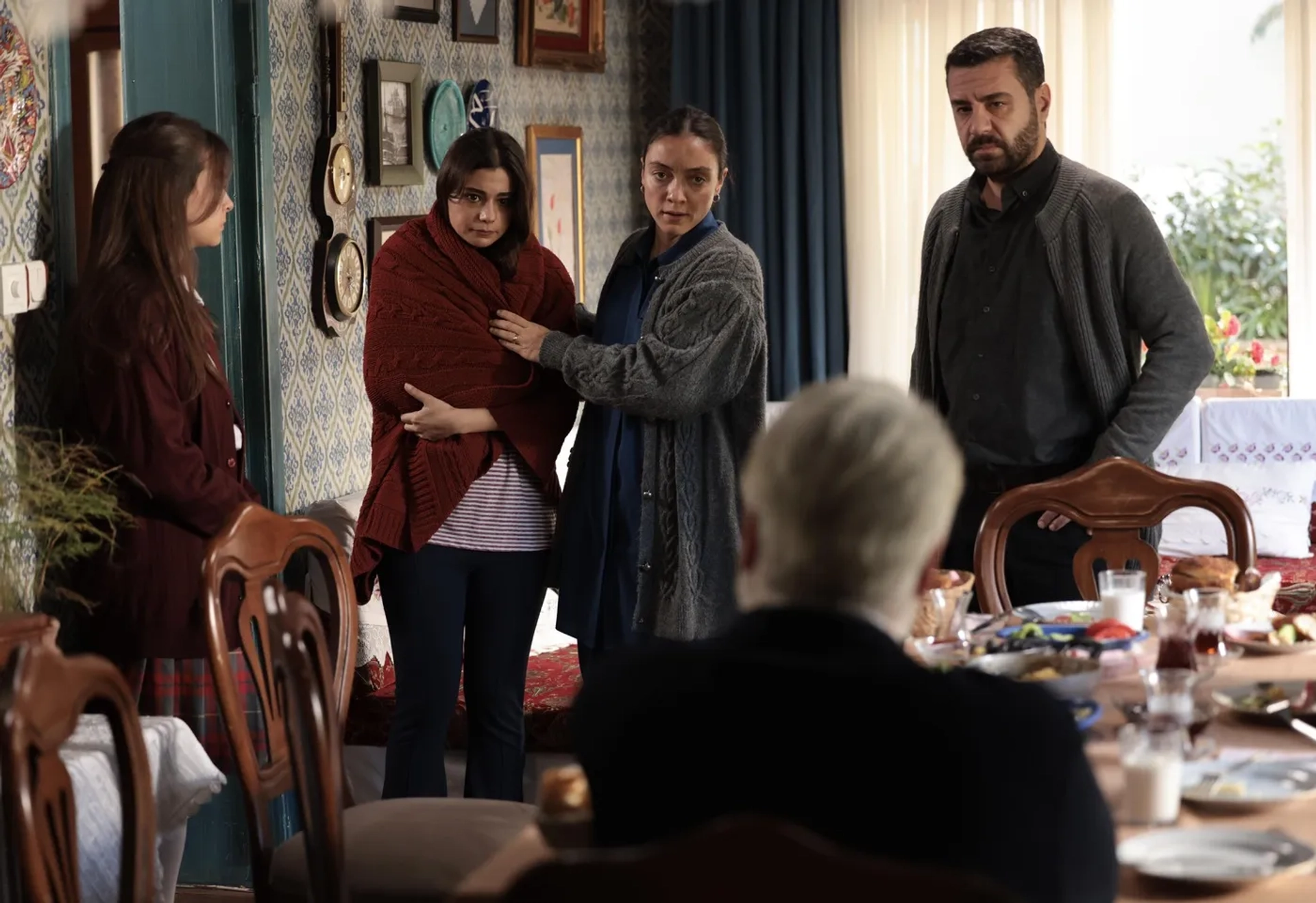 Damla Makar, Baris Falay, Merve Dizdar, Onur Bilge, and Çagla Naz Kargi in Ömer (2023)