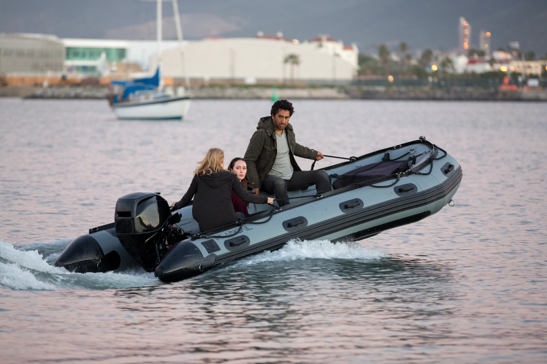 Cliff Curtis, Kim Dickens, and Alycia Debnam-Carey in Fear the Walking Dead (2015)