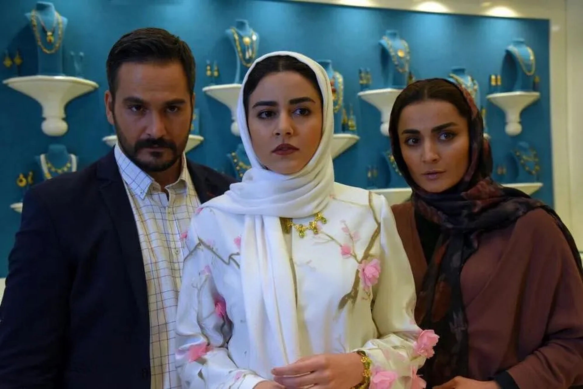 Elsa Firouz Azar, Milad Keymaram, and Mahoor Alvand in Untaken Paths (2017)