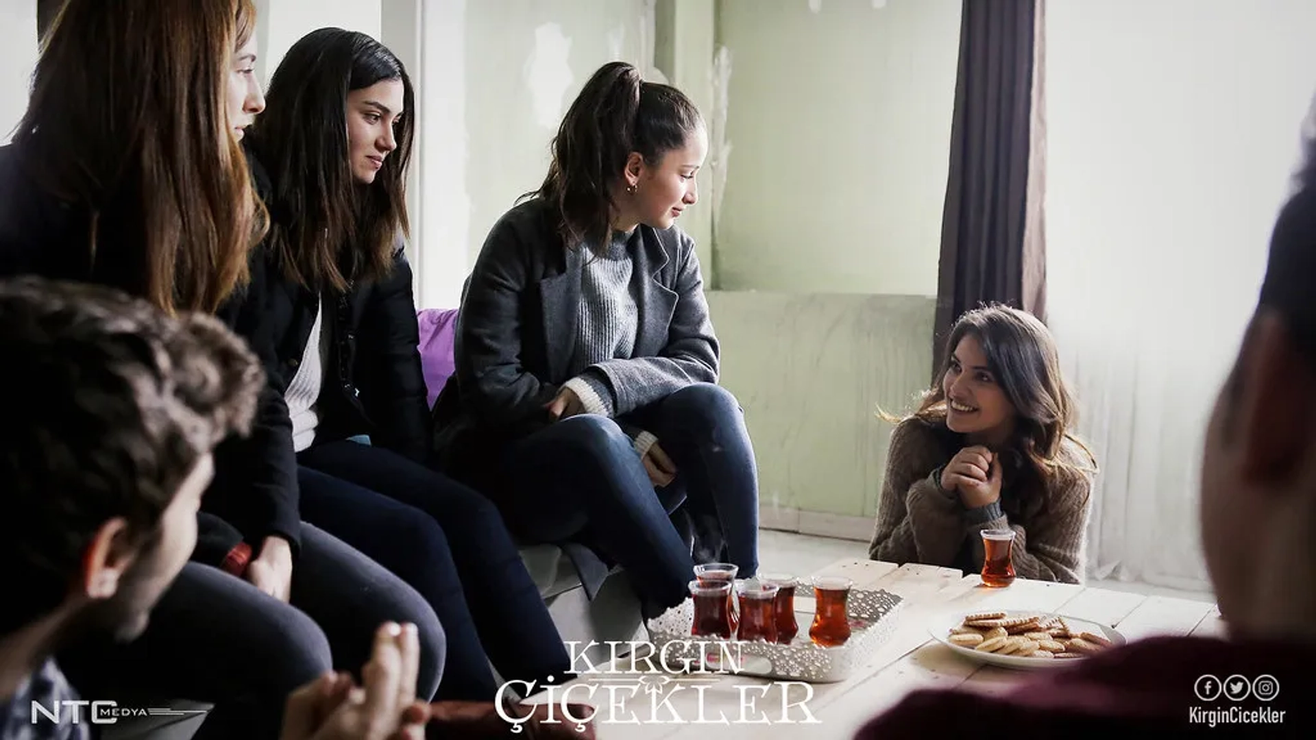 Gökçe Akyildiz, Biran Damla Yilmaz, Hazar Motan, and Aleyna Solaker in Orphan Flowers (2015)