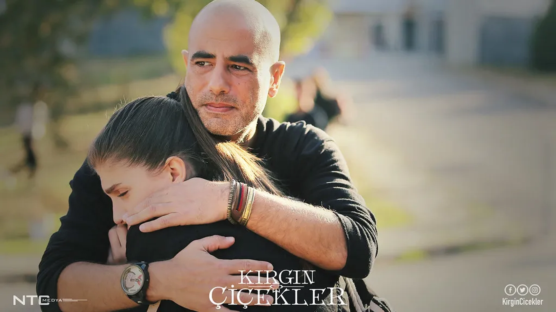 Tayanç Ayaydin and Cagla Irmak in Orphan Flowers (2015)