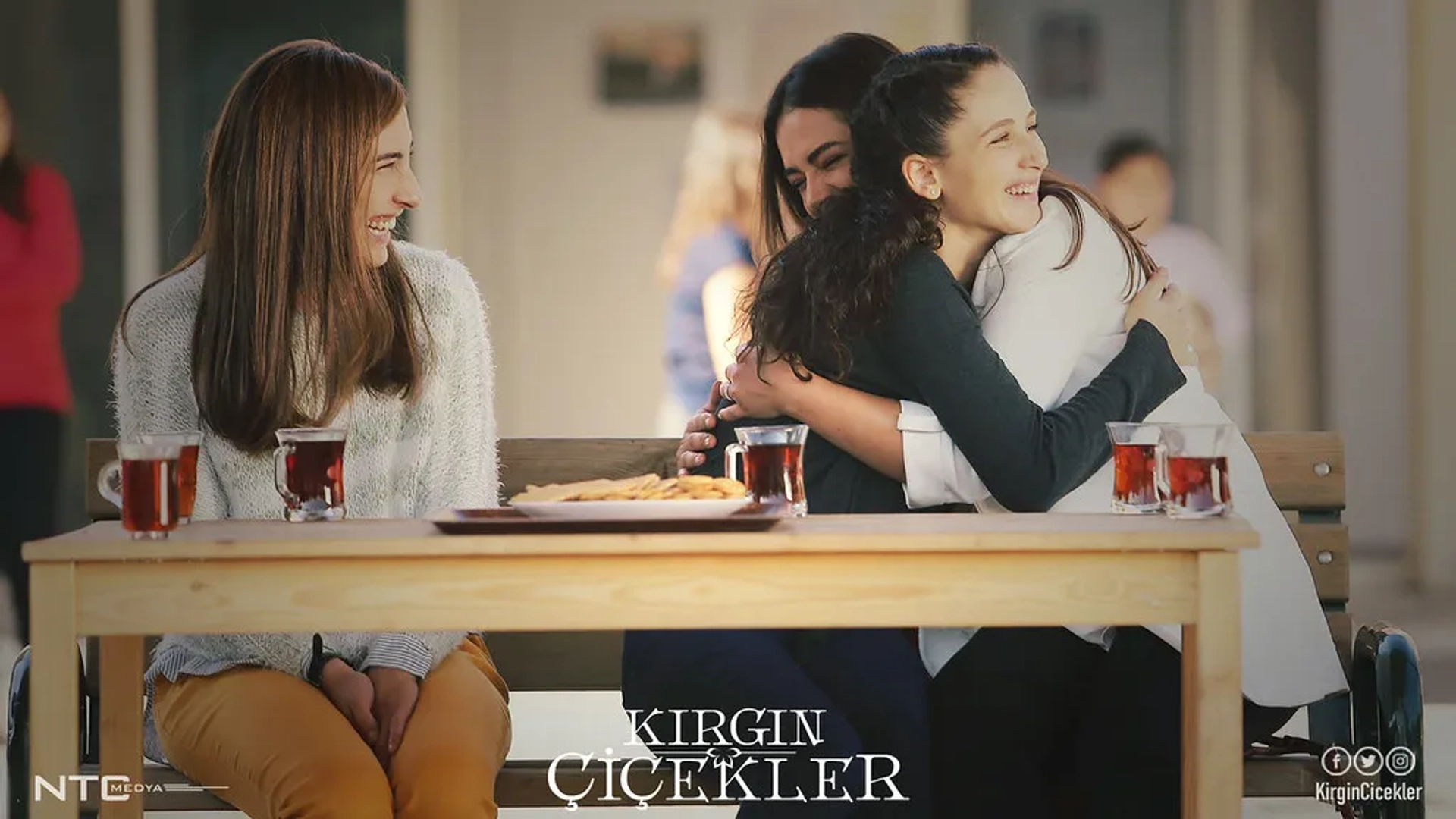 Gökçe Akyildiz and Hazar Motan in Orphan Flowers (2015)