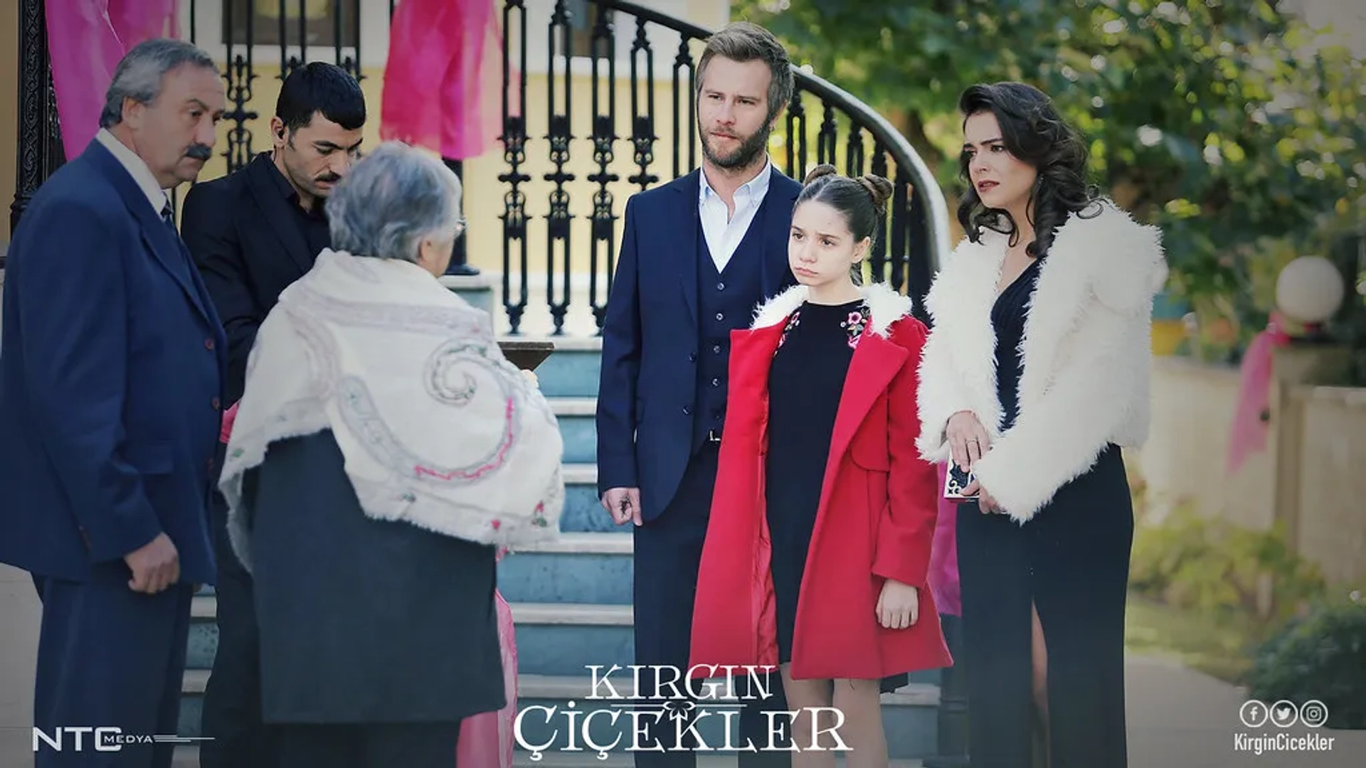 Özgür Çevik and Ipek Karapinar in Orphan Flowers (2015)