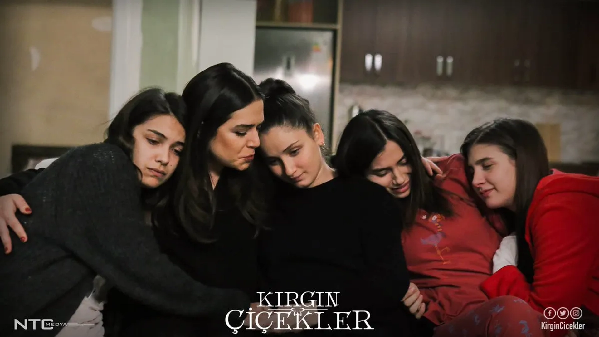 Gökçe Akyildiz, Ipek Karapinar, Biran Damla Yilmaz, Cagla Irmak, and Aleyna Solaker in Orphan Flowers (2015)