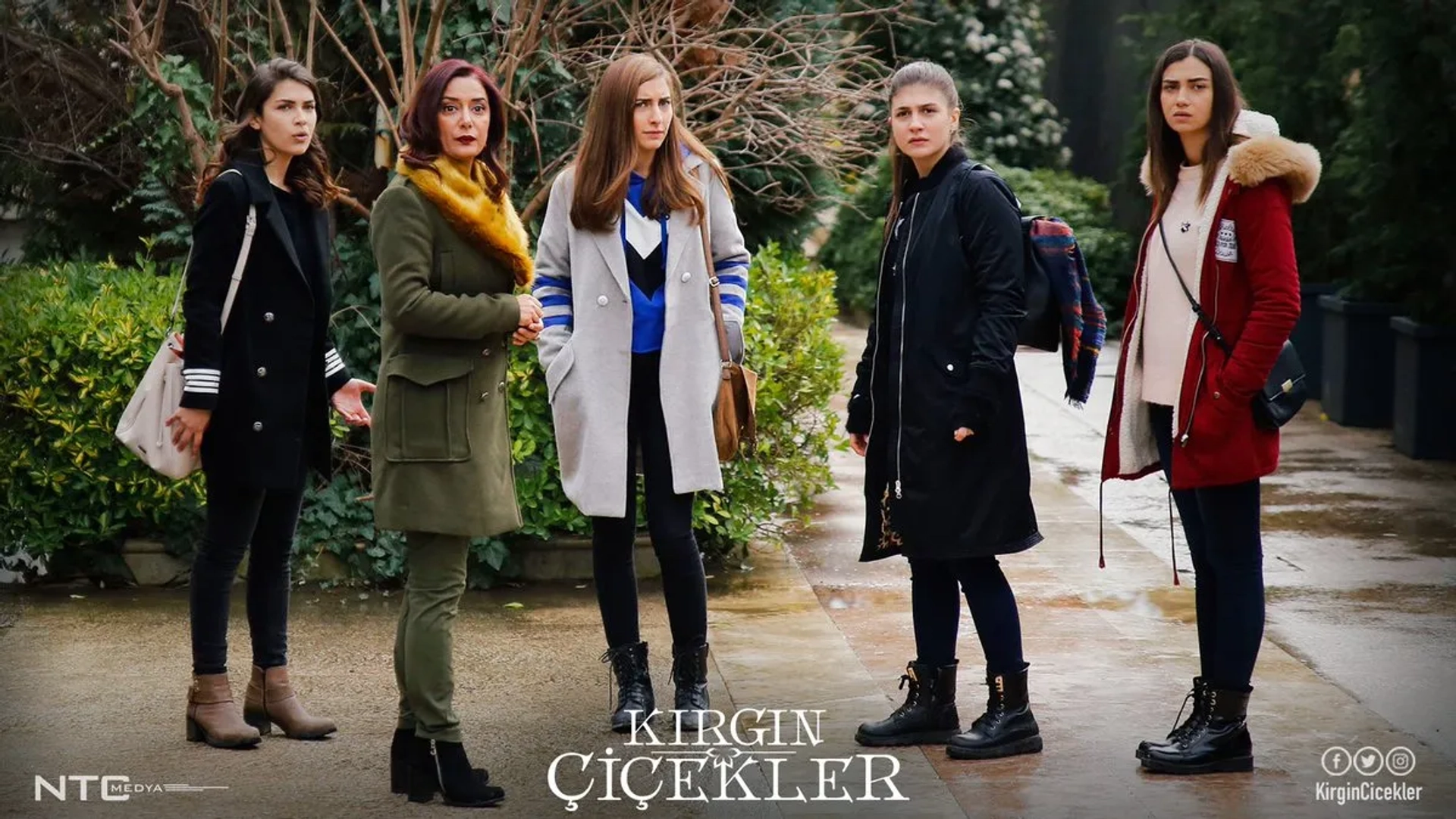 Veda Yurtsever Ipek, Nil Keser, Hazar Motan, Cagla Irmak, and Aleyna Solaker in Orphan Flowers (2015)