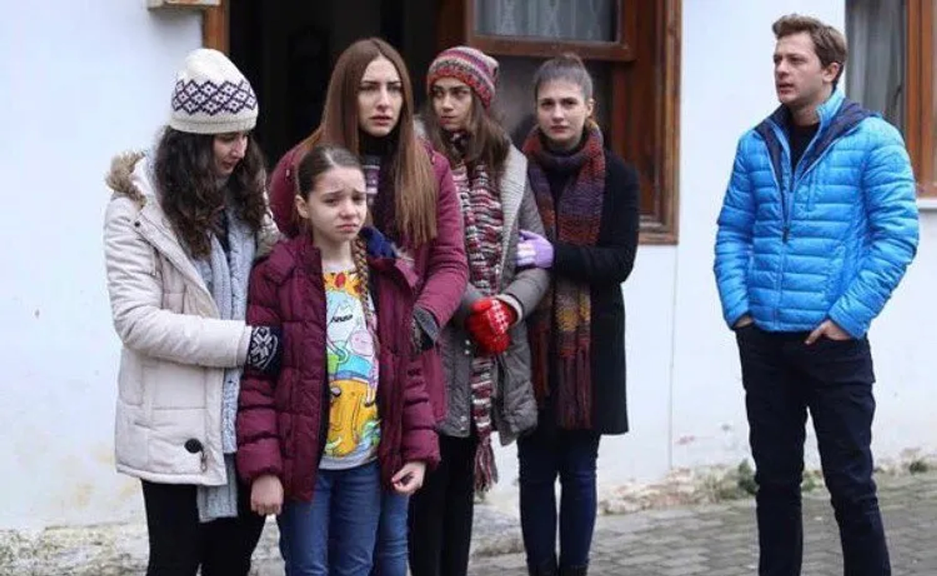 Gökçe Akyildiz, Hazar Motan, Cagla Irmak, Aleyna Solaker, and Mehmet Aykaç in Orphan Flowers (2015)