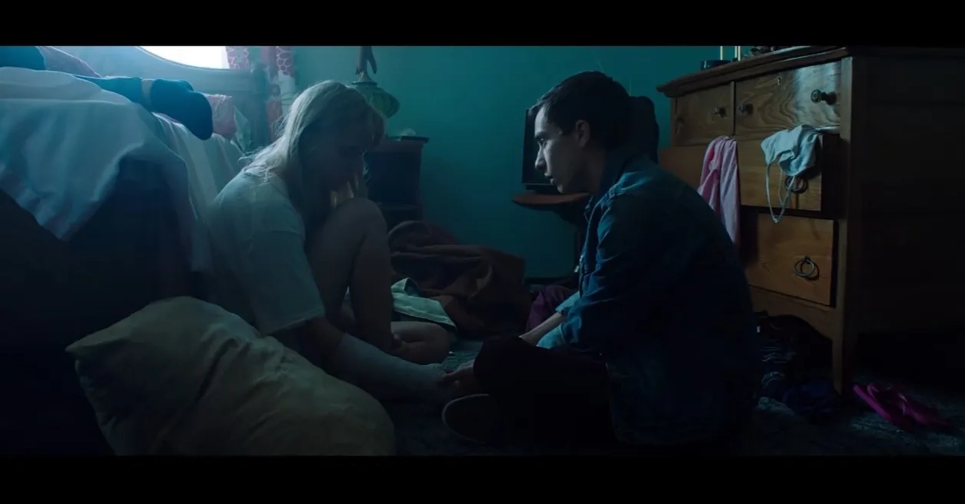 Keir Gilchrist and Maika Monroe in It Follows (2014)