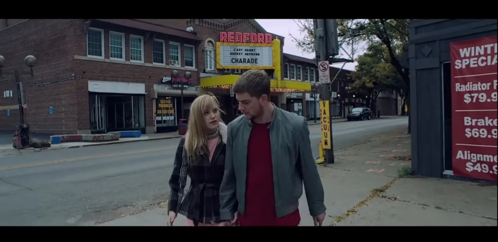 Jake Weary and Maika Monroe in It Follows (2014)