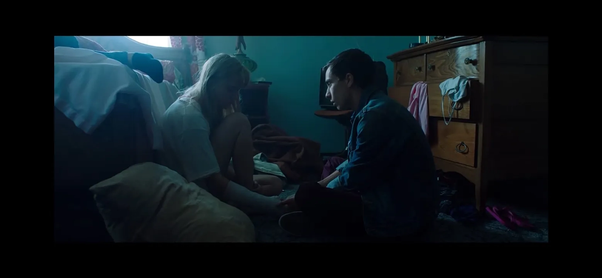 Keir Gilchrist and Maika Monroe in It Follows (2014)