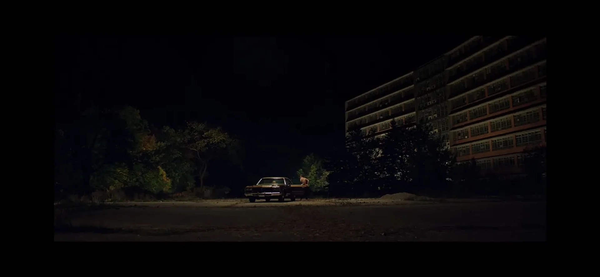 Jake Weary and Maika Monroe in It Follows (2014)