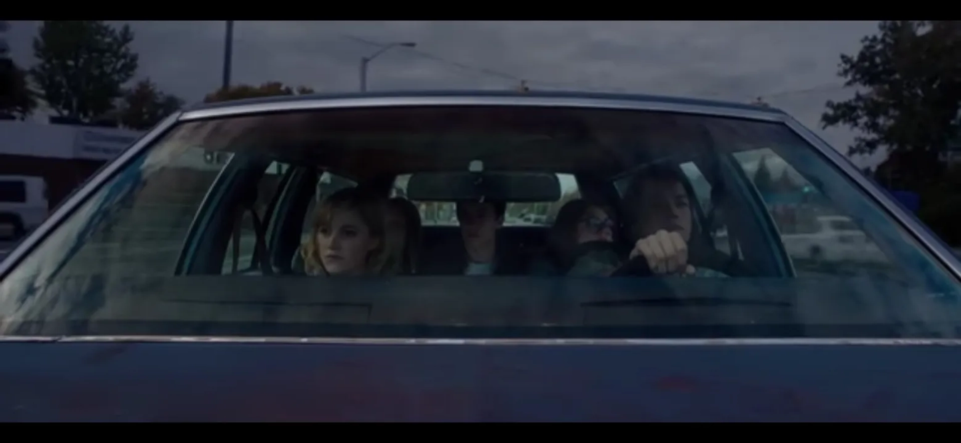 Keir Gilchrist, Maika Monroe, Lili Sepe, Olivia Luccardi, and Daniel Zovatto in It Follows (2014)