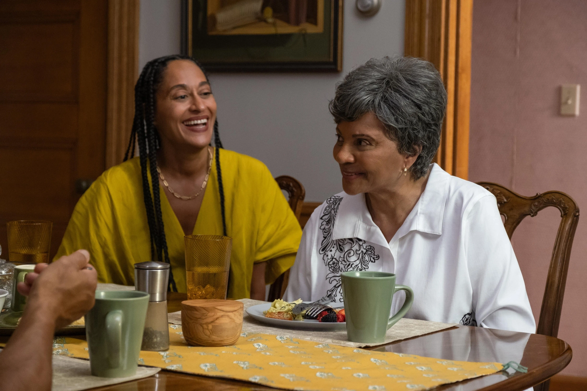 Tracee Ellis Ross and Leslie Uggams in American Fiction (2023)