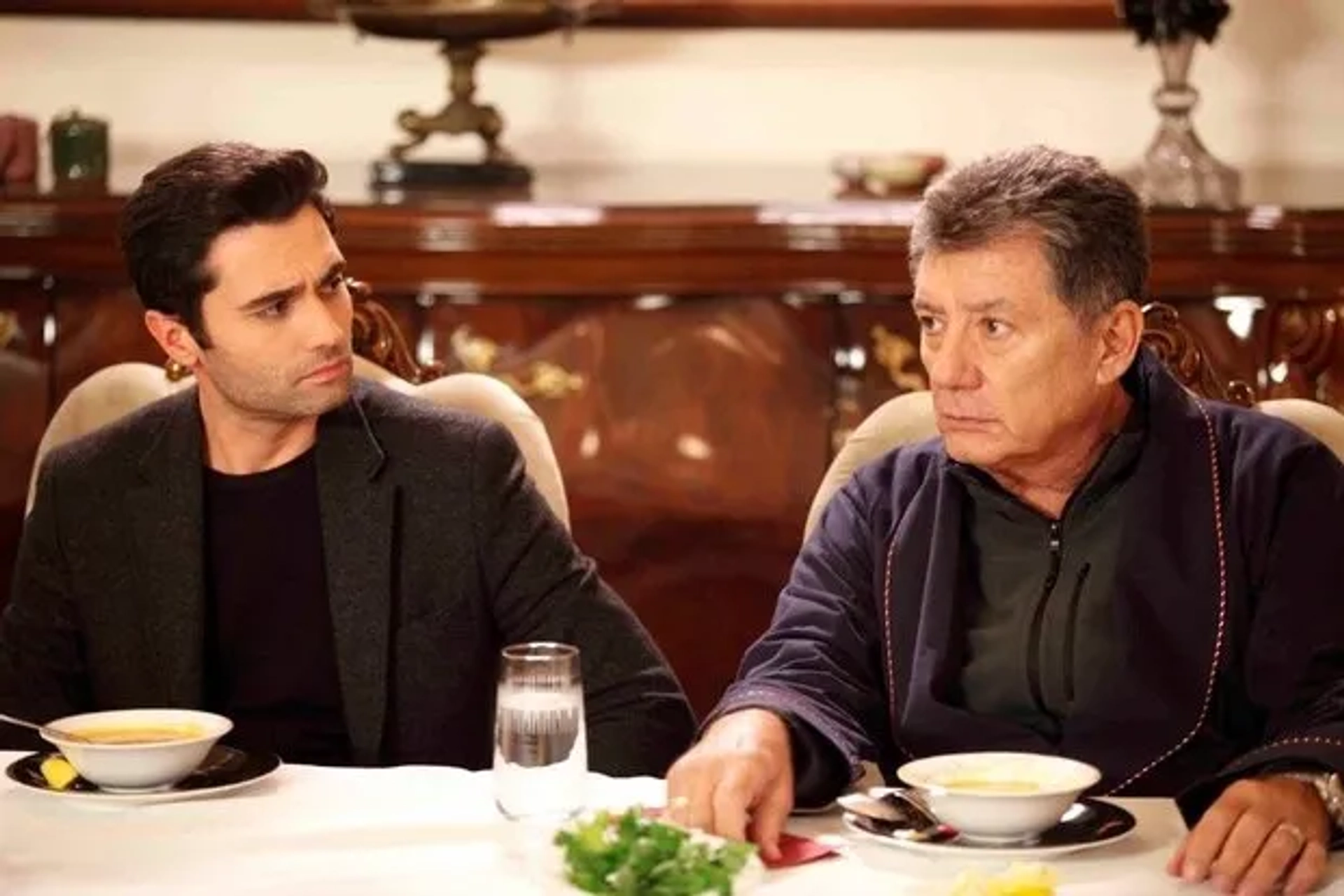 Tarik Ünlüoglu and Yunus Emre Yildirimer in Eskiya Dünyaya Hükümdar Olmaz (2015)