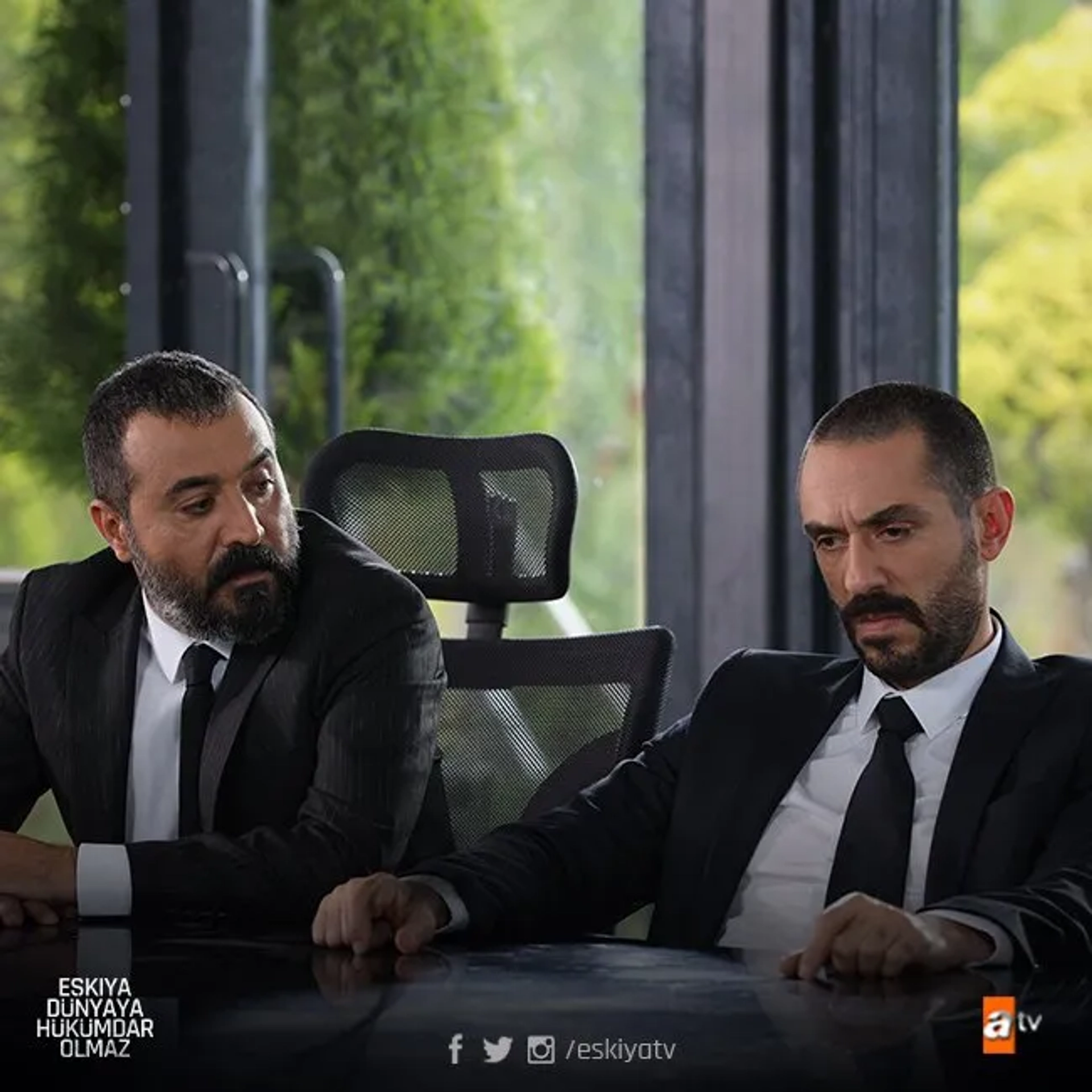 Mustafa Üstündag and Emir Benderlioglu in Eskiya Dünyaya Hükümdar Olmaz: 136. Bolum (2019)