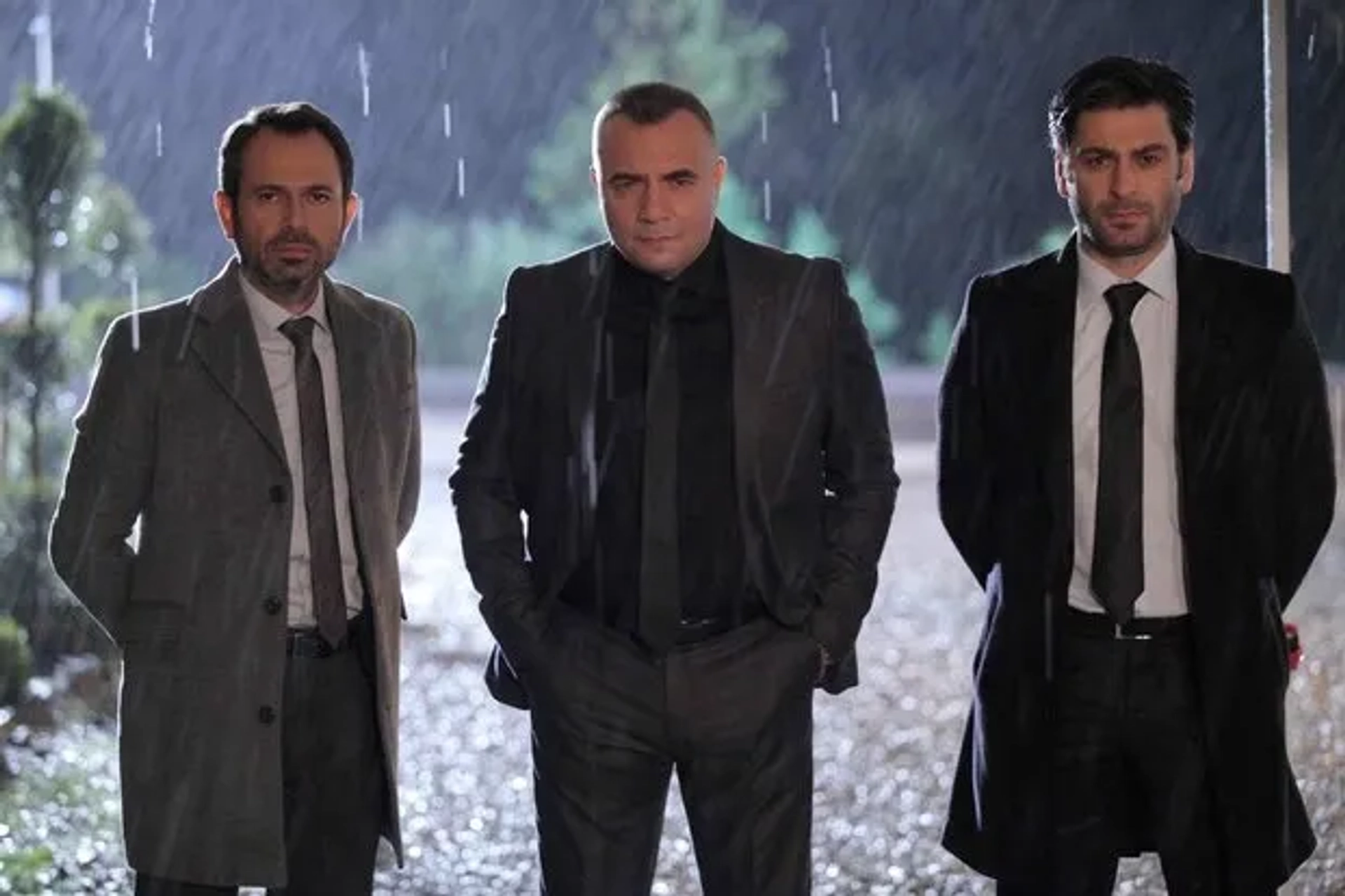 Olgun Simsek, Oktay Kaynarca, and Ozan Akbaba in Eskiya Dünyaya Hükümdar Olmaz (2015)