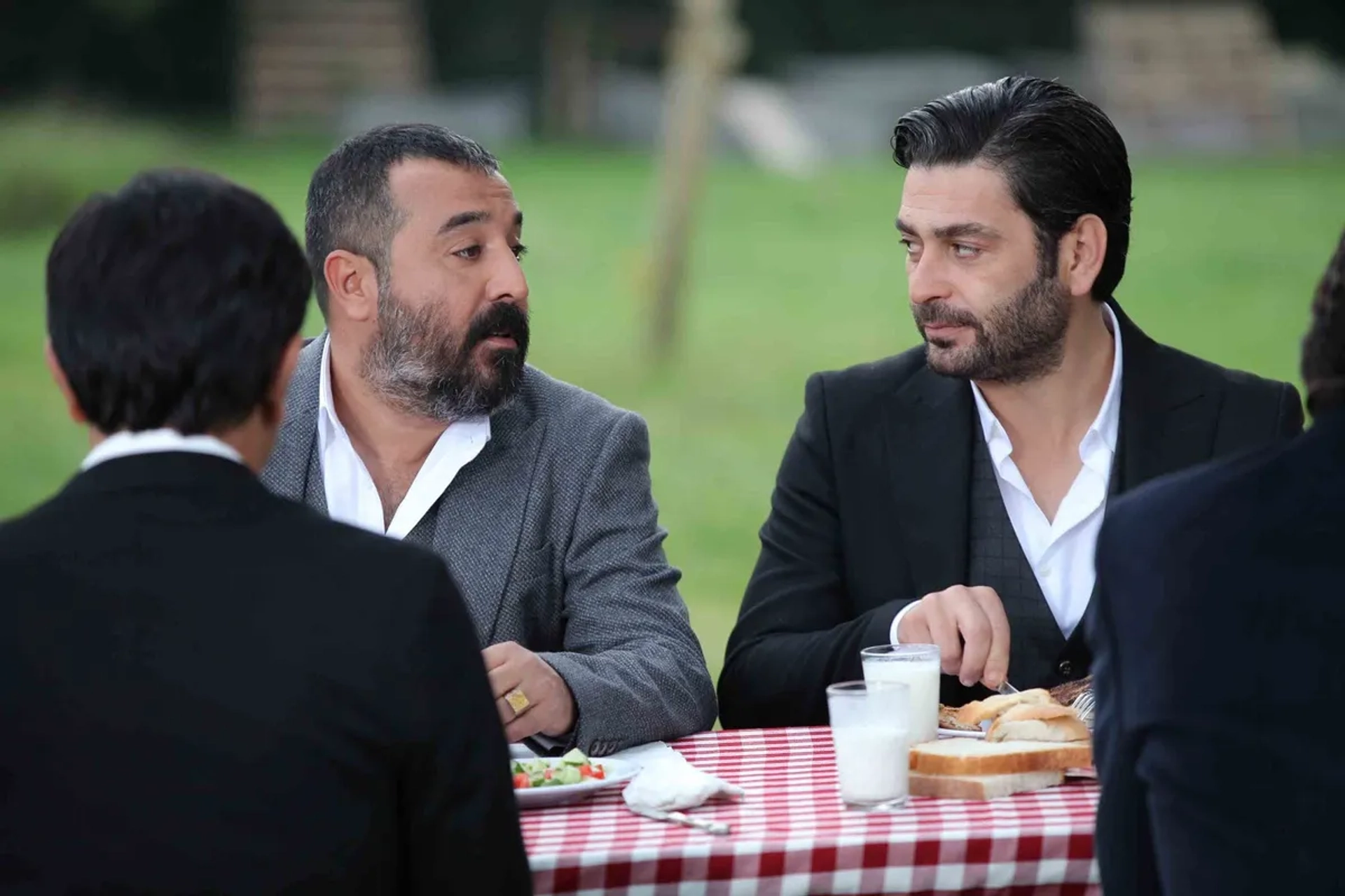 Mustafa Üstündag and Ozan Akbaba in Eskiya Dünyaya Hükümdar Olmaz (2015)