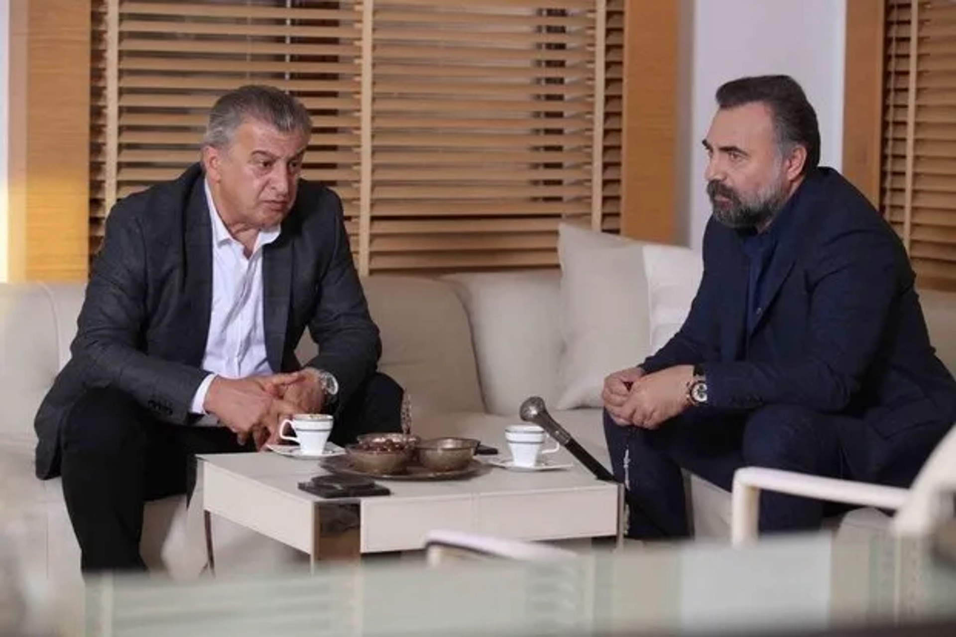 Oktay Kaynarca and Hüseyin Avni Danyal in Eskiya Dünyaya Hükümdar Olmaz (2015)