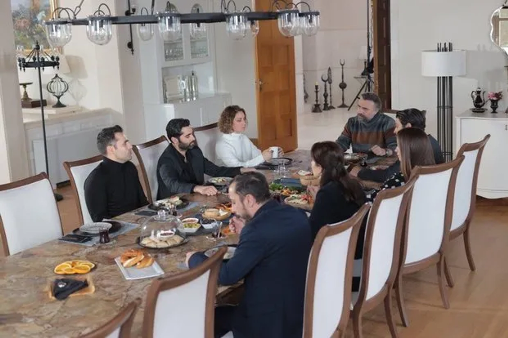 Sanem Çelik, Oktay Kaynarca, Sevinç Gürsen Akyildiz, Ceren Benderlioglu, Hakan Karsak, Ozan Akbaba, Yunus Emre Yildirimer, and Yalcin Hafizoglu in Eskiya Dünyaya Hükümdar Olmaz: 181. Bolum (2021)