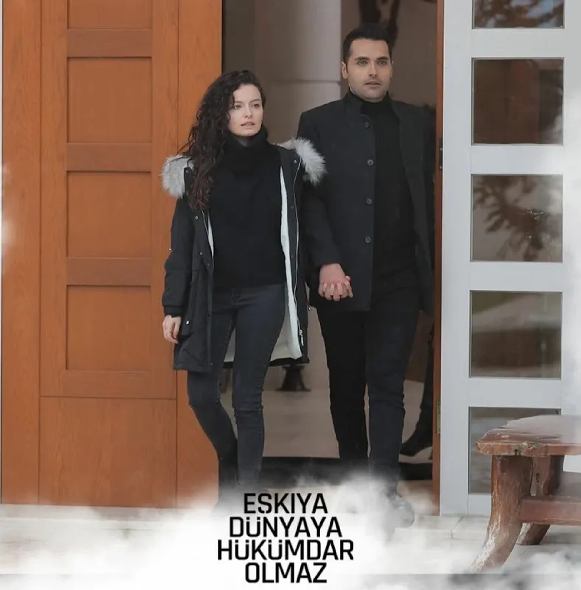 Gizem Arikan and Yalcin Hafizoglu in Eskiya Dünyaya Hükümdar Olmaz (2015)