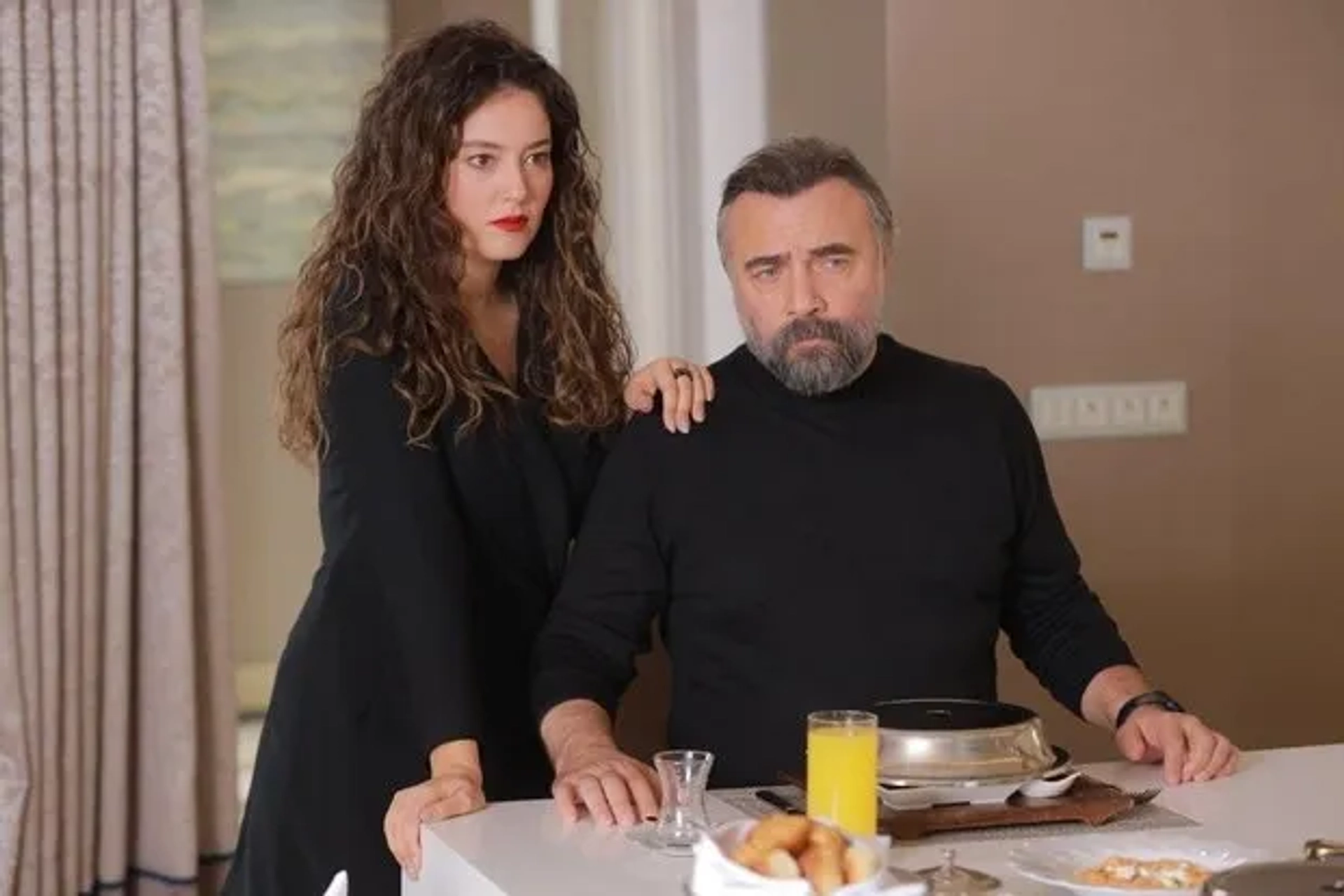 Oktay Kaynarca and Pelin Akil in Eskiya Dünyaya Hükümdar Olmaz: 173. Bolum (2020)