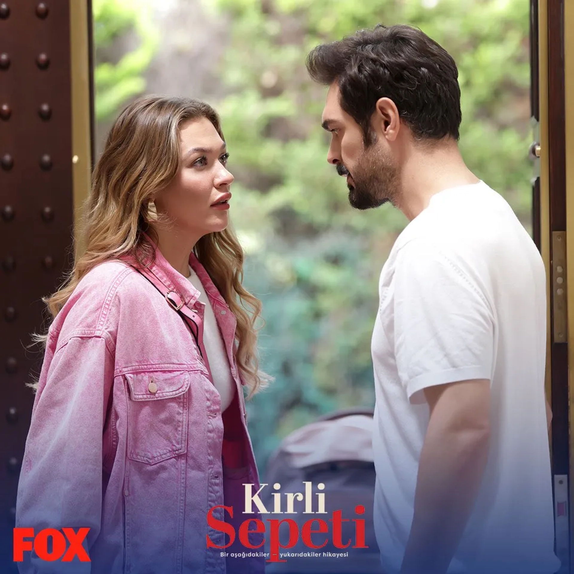 Halil Ibrahim Ceyhan and Melisa Döngel in Kirli Sepeti (2023)