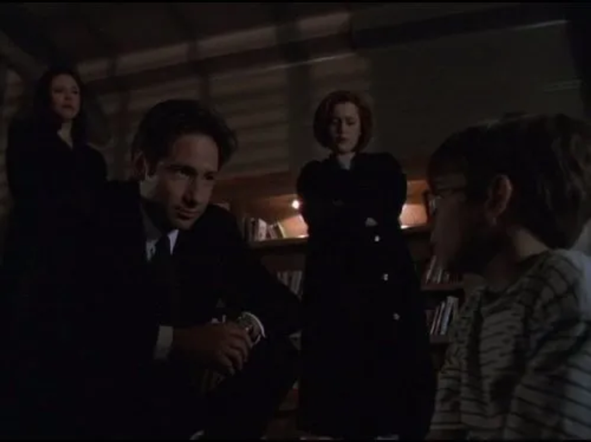 Gillian Anderson, David Duchovny, Mimi Rogers, and Jeff Gulka in The X-Files (1993)