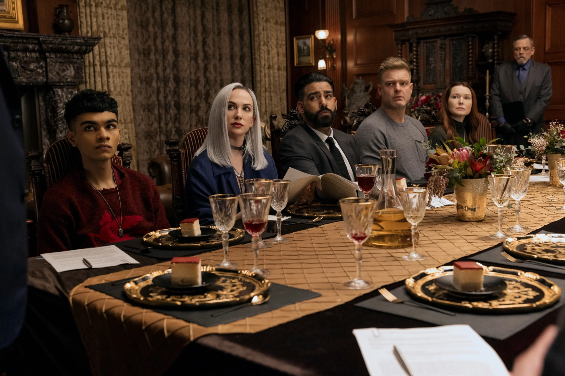 Mark Hamill, Sauriyan Sapkota, Samantha Sloyan, Kate Siegel, Matt Biedel, and Rahul Kohli in The Fall of the House of Usher (2023)