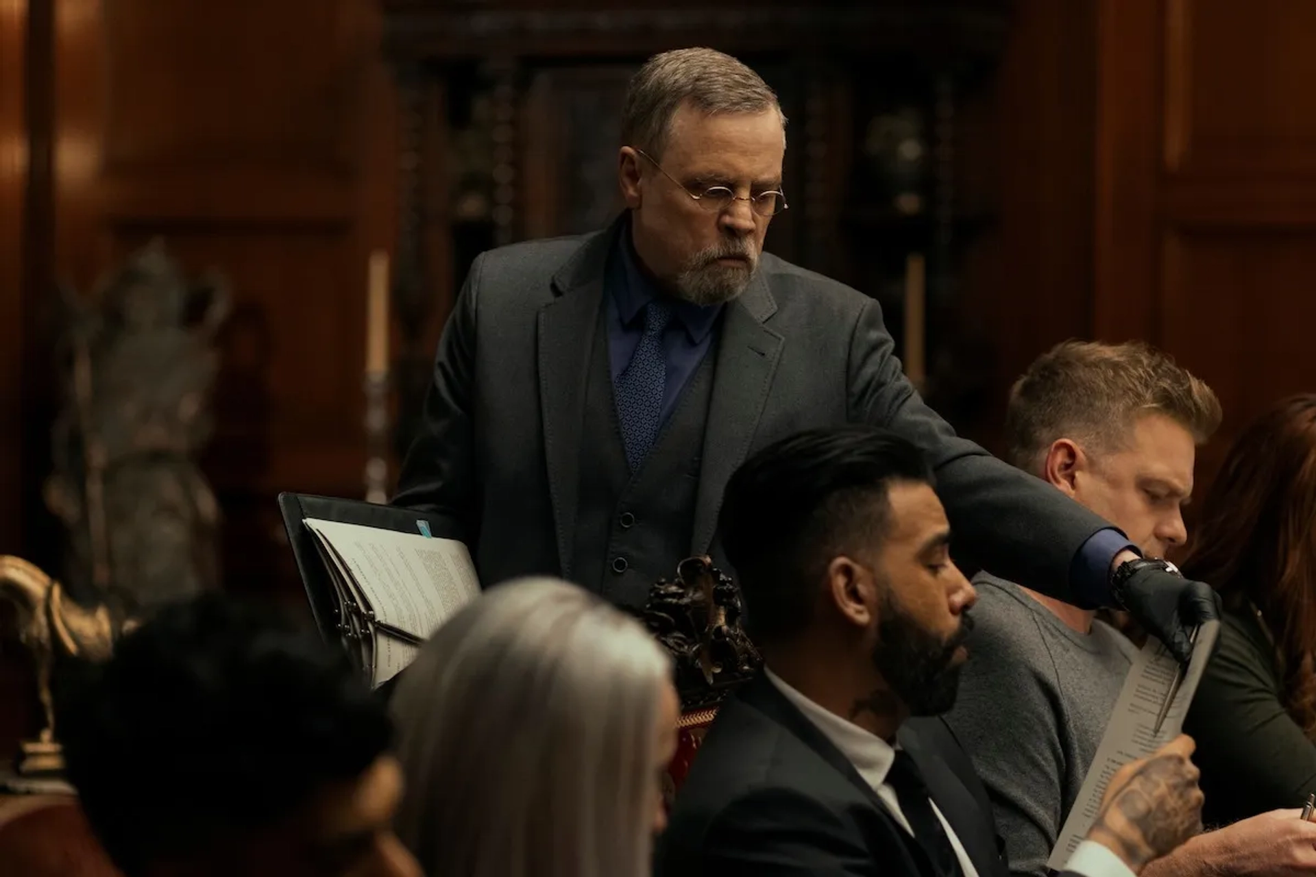 Mark Hamill, Sauriyan Sapkota, Samantha Sloyan, Kate Siegel, Matt Biedel, and Rahul Kohli in The Fall of the House of Usher (2023)