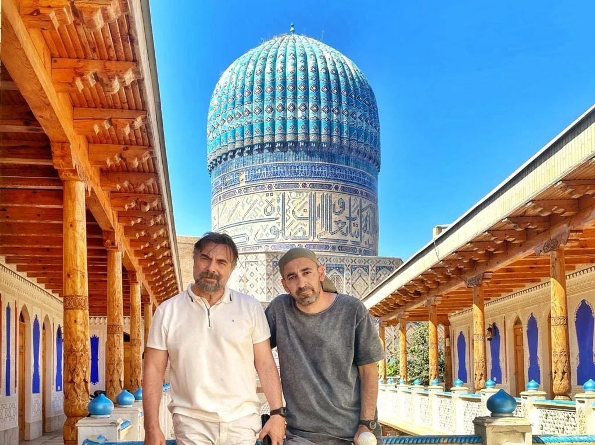 Onur Tan and Oktay Kaynarca in Ben Bu Cihana Sigmazam (2022)