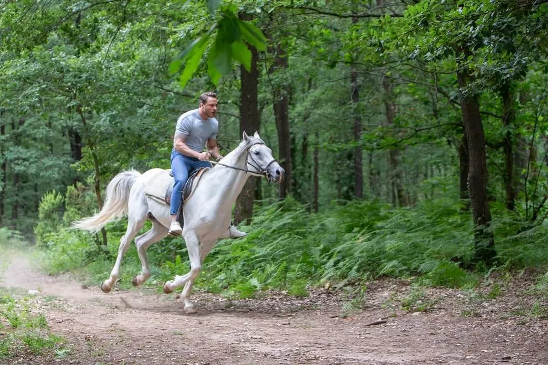 Burak Çelik in Senden Daha Güzel (2022)