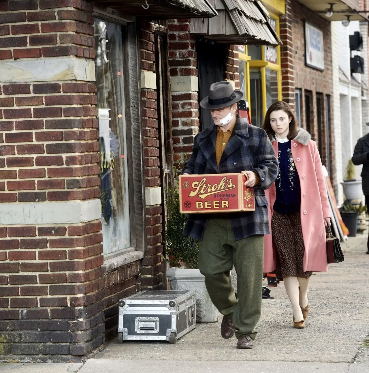Shea Whigham and Thomasin McKenzie in Eileen (2023)