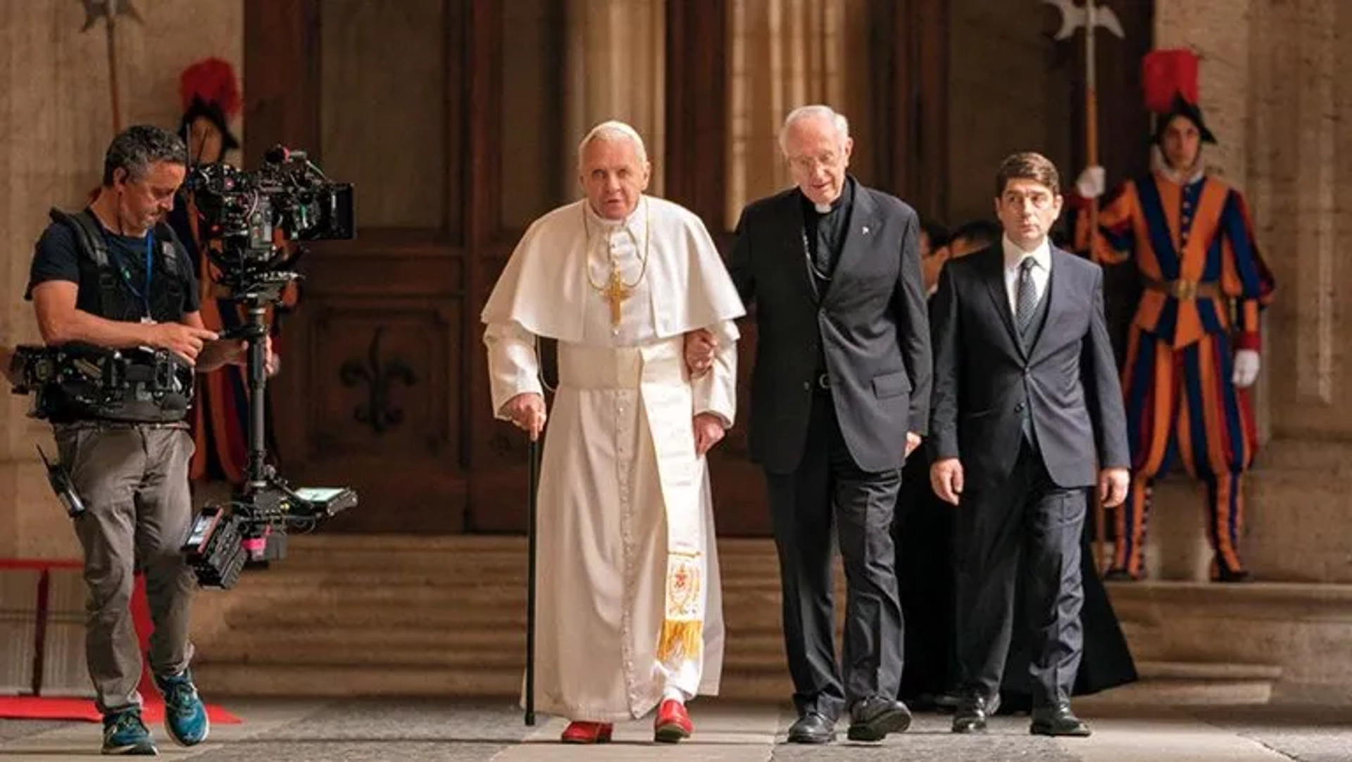 Anthony Hopkins, Jonathan Pryce, and Libero De Rienzo in The Two Popes (2019)