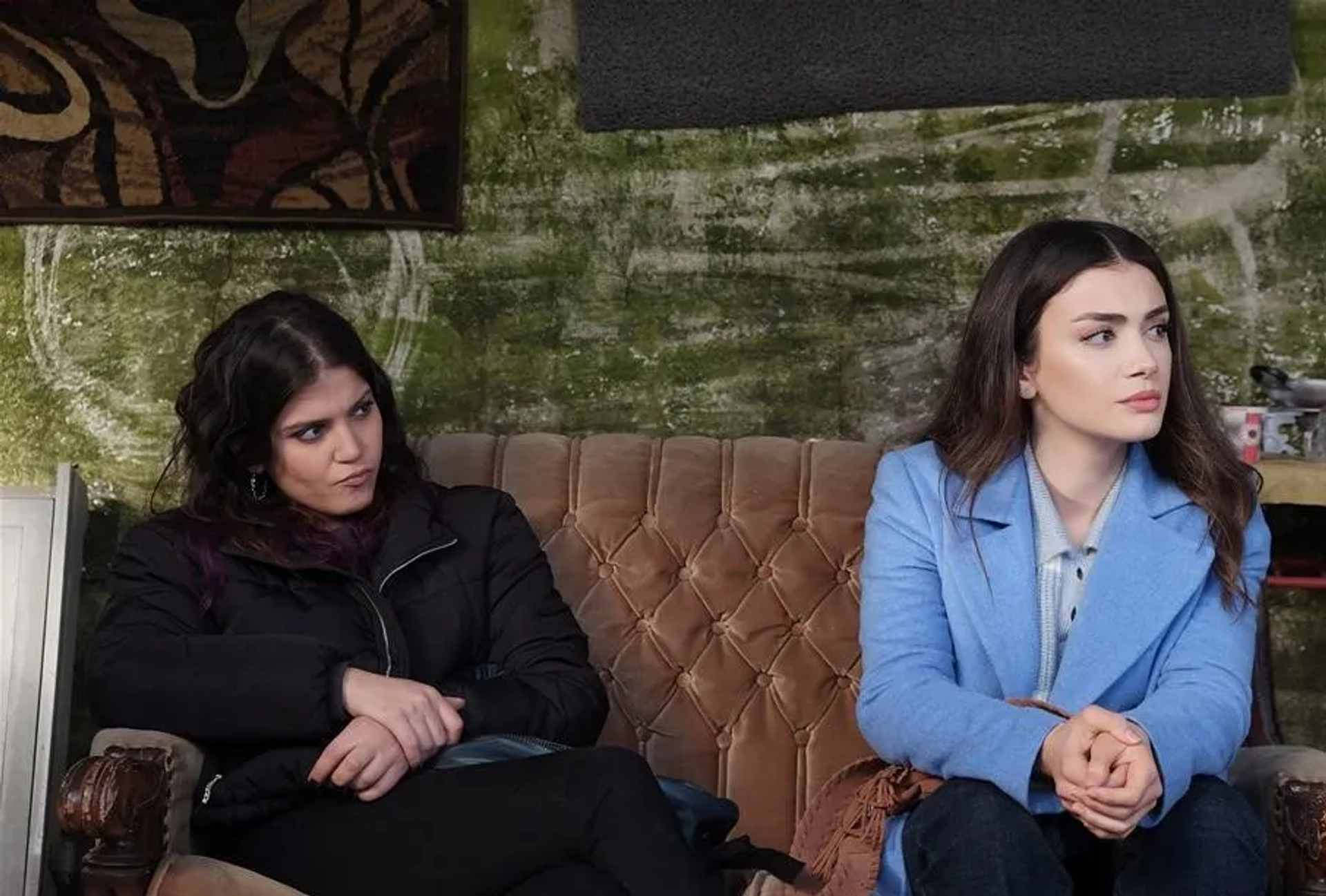 Özge Yagiz and Feyza Civelek in My Left Side (2020)