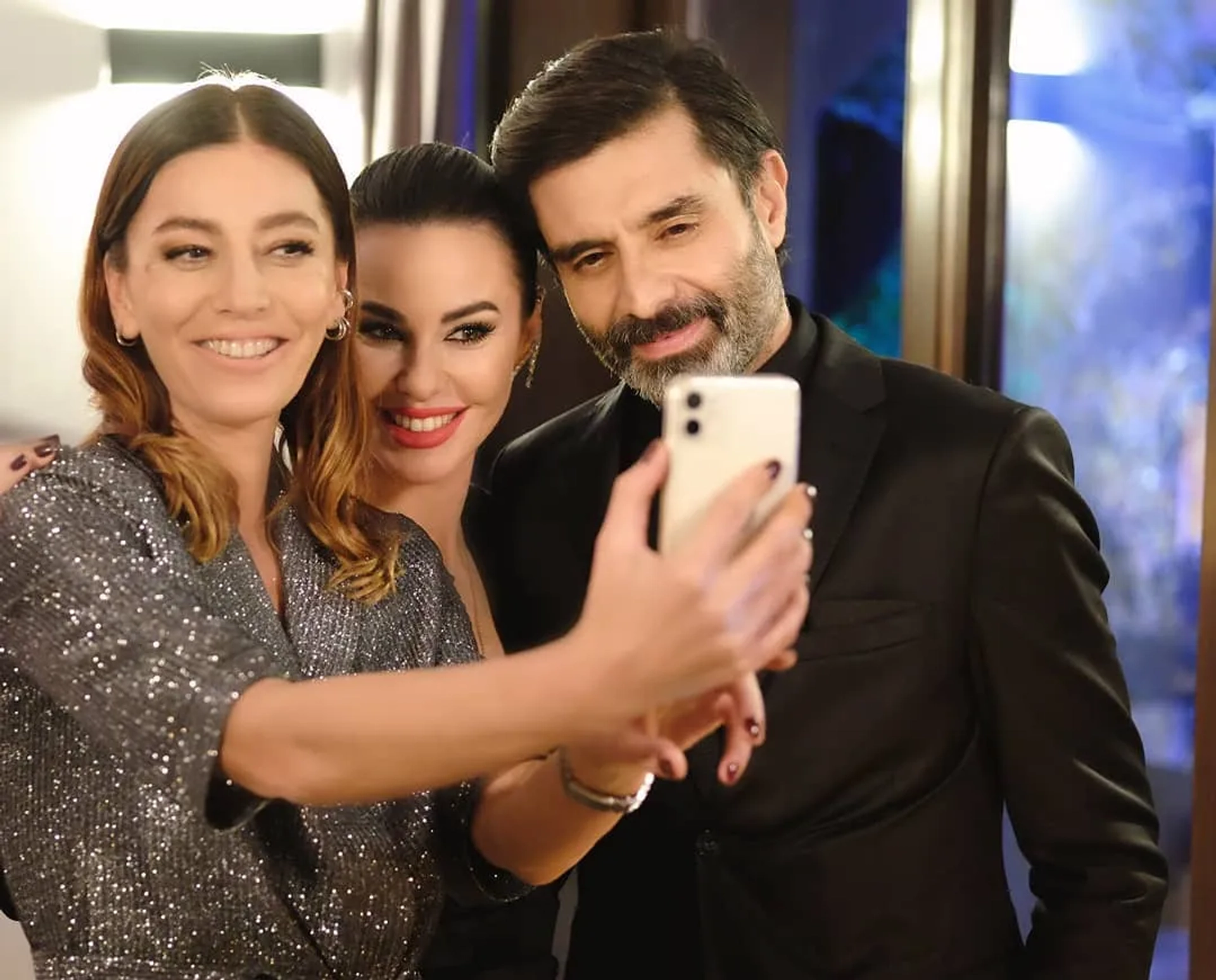 Cansel Elcin, Seda Akman, and Defne Samyeli in My Left Side (2020)