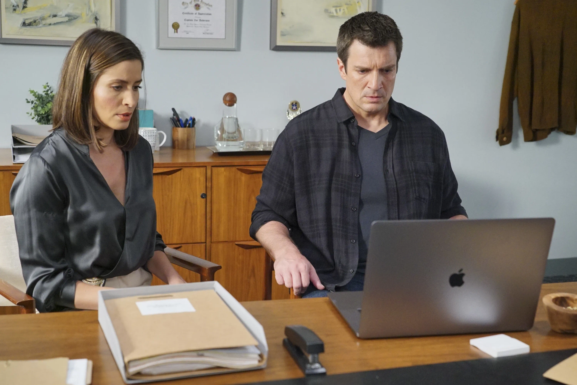 Nathan Fillion and Mercedes Mason in The Rookie (2018)