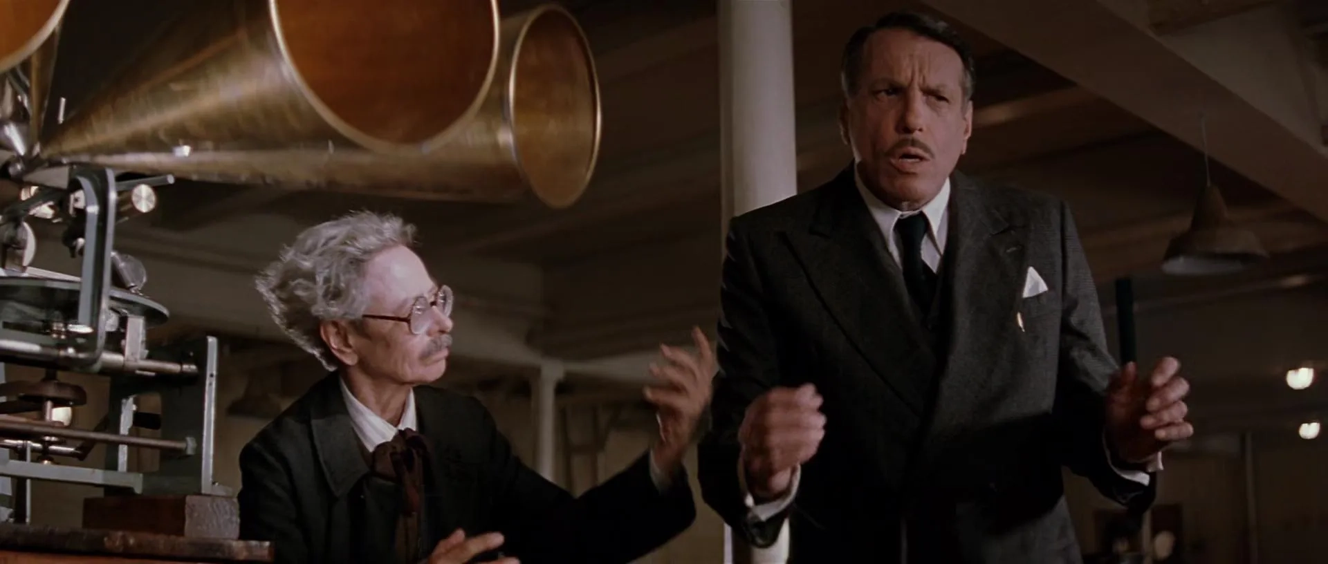 Norman Chancer and Wilson Di Bois in The Legend of 1900 (1998)