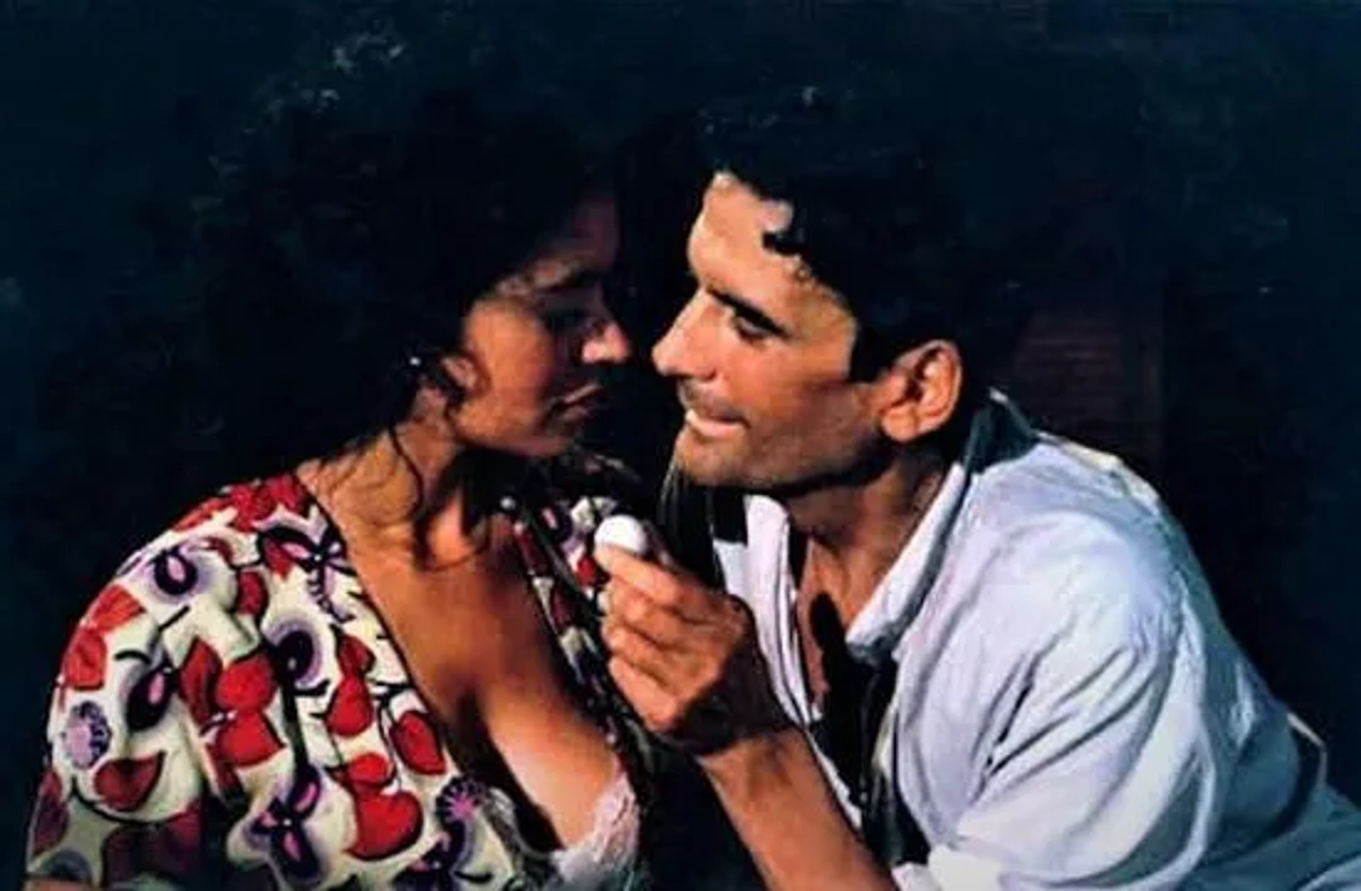 Maria Grazia Cucinotta and Massimo Troisi in The Postman (1994)