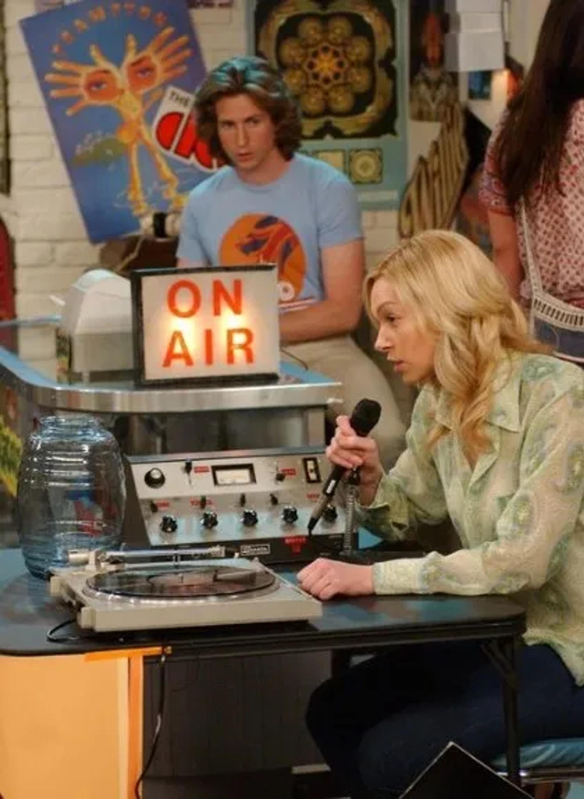 THAT '70s SHOW: Randy (Josh Meyers, L) watches Donna (Laura Prepon, R) as she experiences minor difficulties raising money for children's books in the "Who Needs You" episode of THAT '70s SHOW airing Thursday, Jan. 19 (8:00-8:30 PM ET/PT) on FOX.