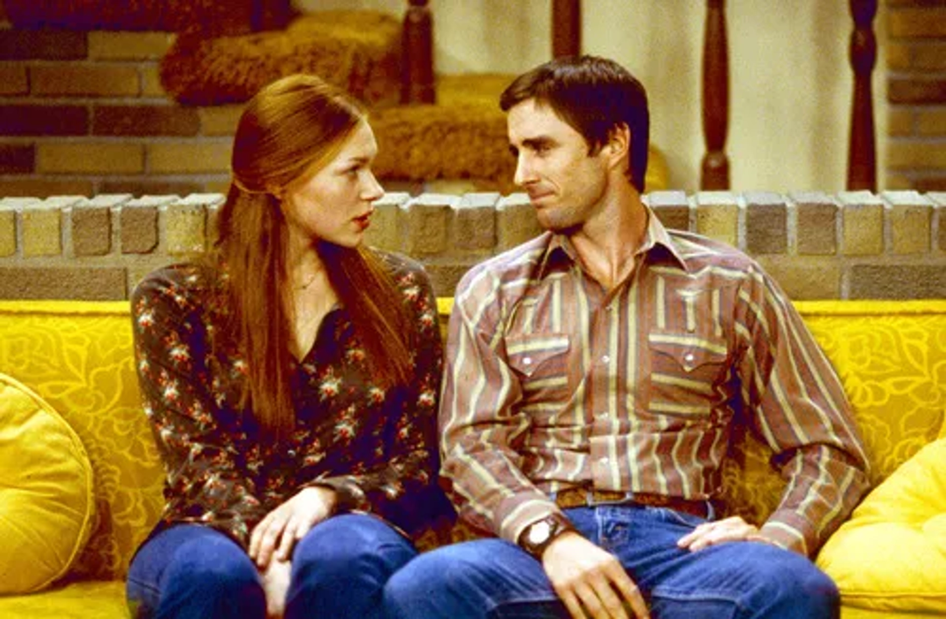 Luke Wilson and Laura Prepon in That '70s Show (1998)