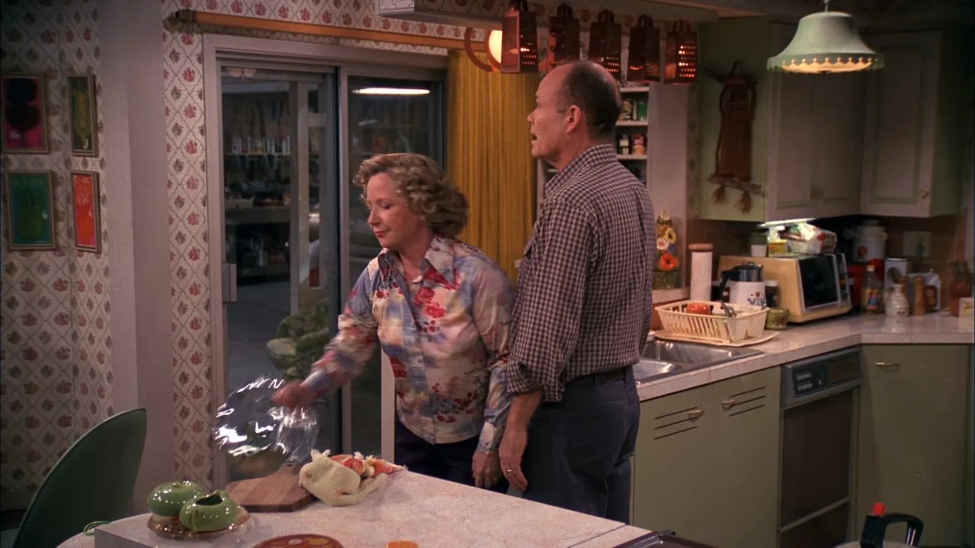 Kurtwood Smith and Debra Jo Rupp in That '70s Show (1998)