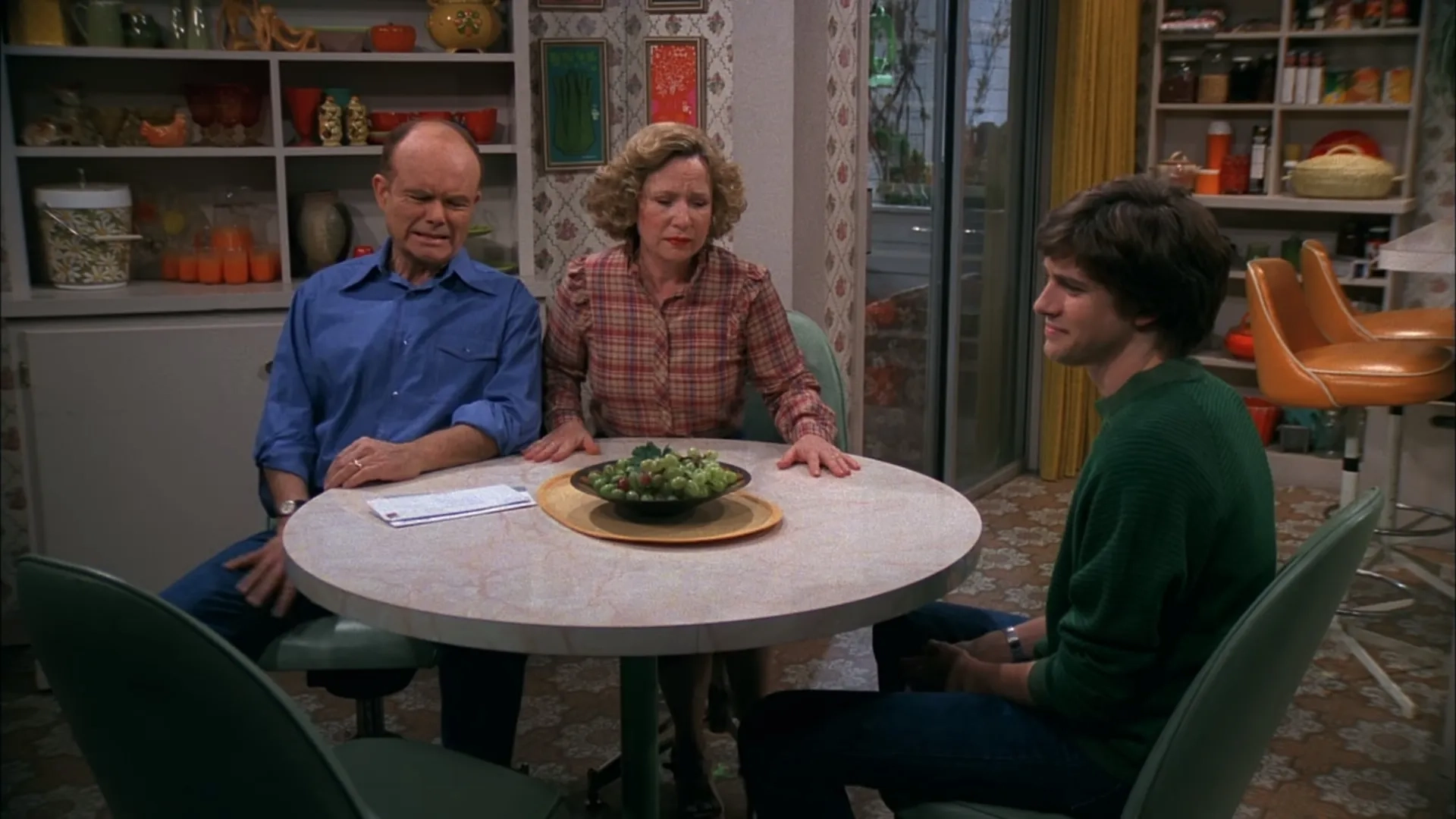 Kurtwood Smith, Topher Grace, and Debra Jo Rupp in That '70s Show (1998)