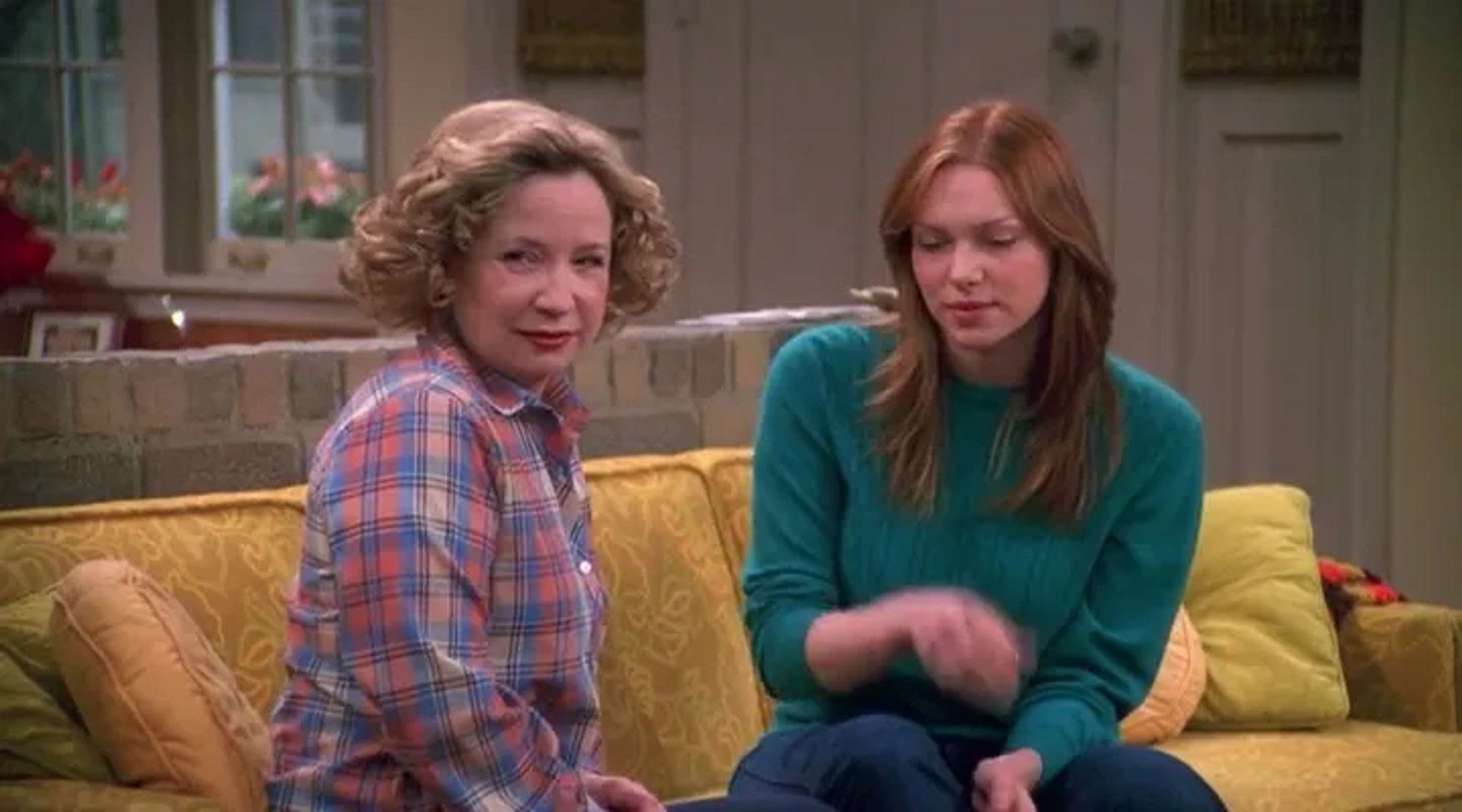 Laura Prepon and Debra Jo Rupp in That '70s Show (1998)