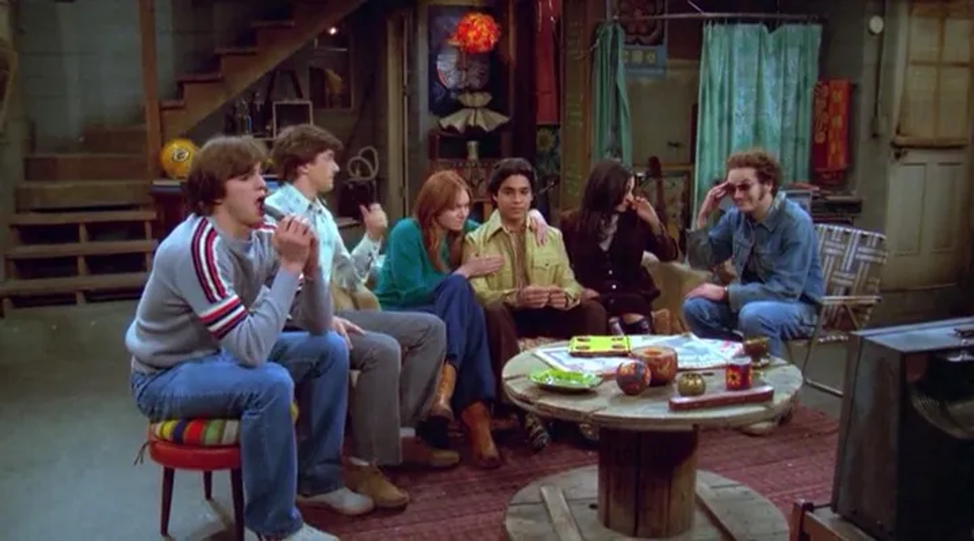 Mila Kunis, Ashton Kutcher, Danny Masterson, Wilmer Valderrama, Topher Grace, and Laura Prepon in That '70s Show (1998)