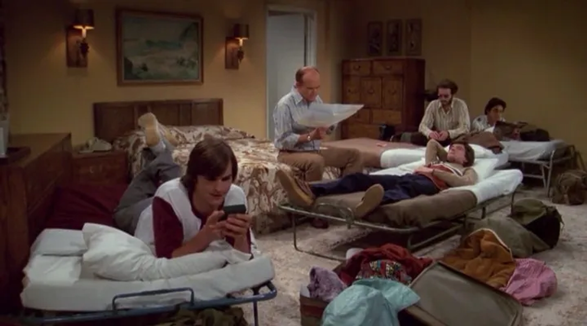 Kurtwood Smith, Ashton Kutcher, Danny Masterson, Wilmer Valderrama, and Topher Grace in That '70s Show (1998)